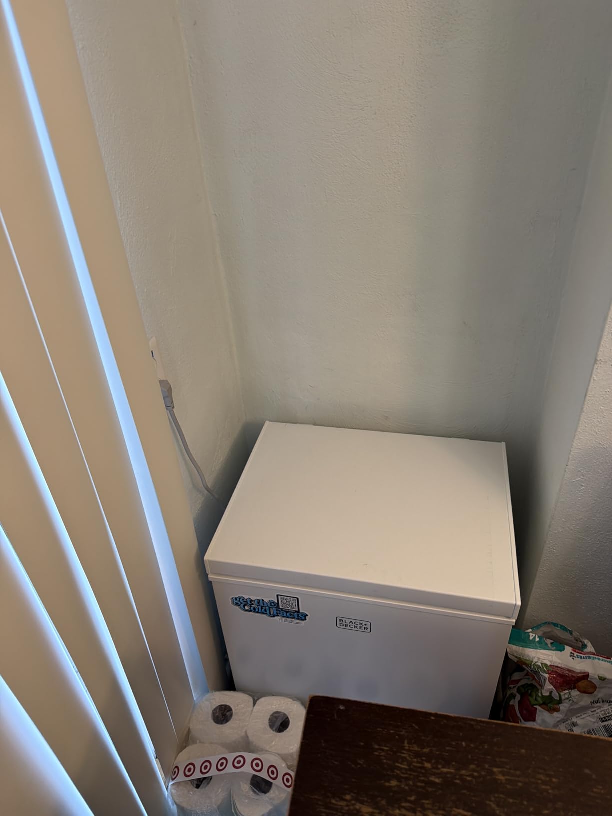 BLACK+DECKER 2.0 Cu. Ft. Compact Chest Freezer, BCFK206, White | Deep Freezer Holds Up To 70 Lbs. of Frozen Food, Removable Storage Basket, Mechanical Temperature Control, Manual Defrost customer photo 1