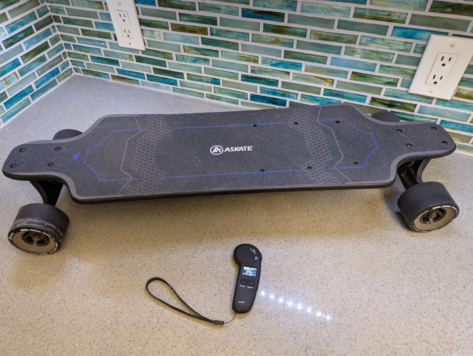 A1 Electric Skateboard with Remote, Rang Up to 17 Miles/24, 8 Ply Canadian Maple, Smooth Breaking, Suitable for Younger Beginners customer photo 1