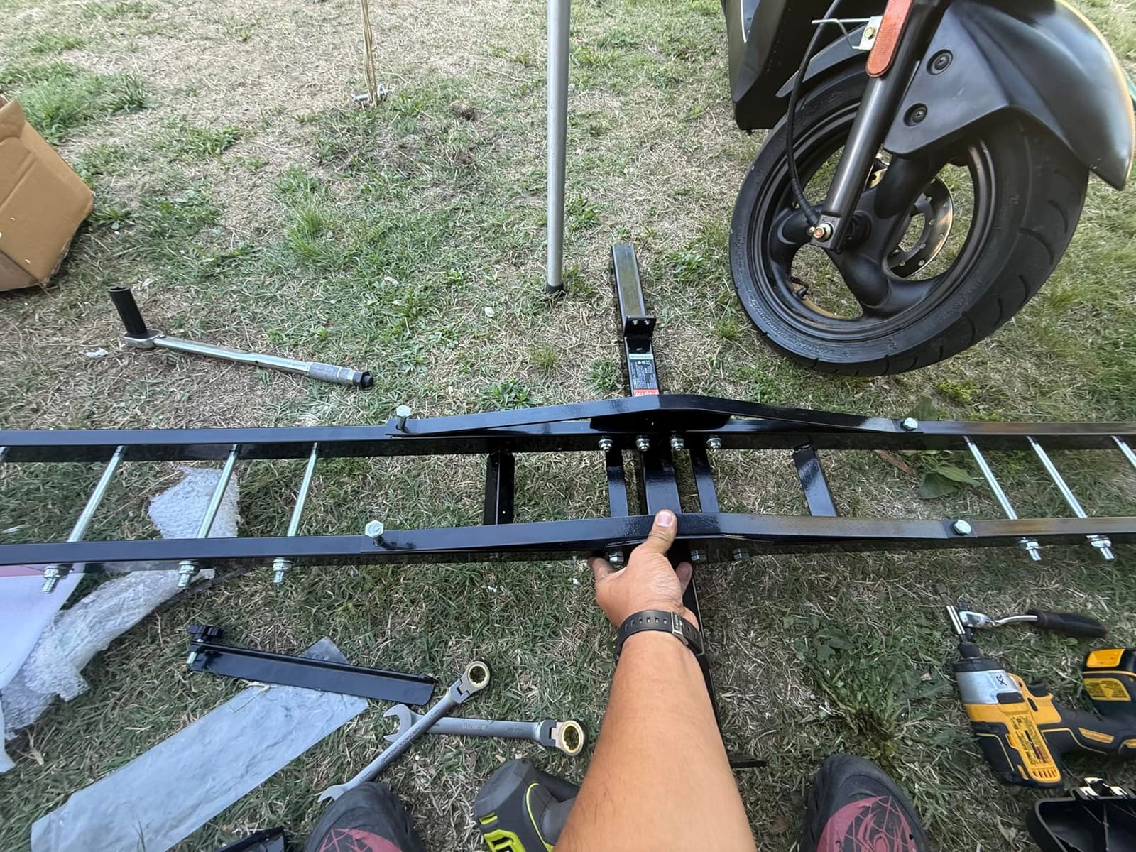 VEVOR Motorcycle Carrier, 600 LBS Steel Motorcycle Carrier Hitch Mount with 47