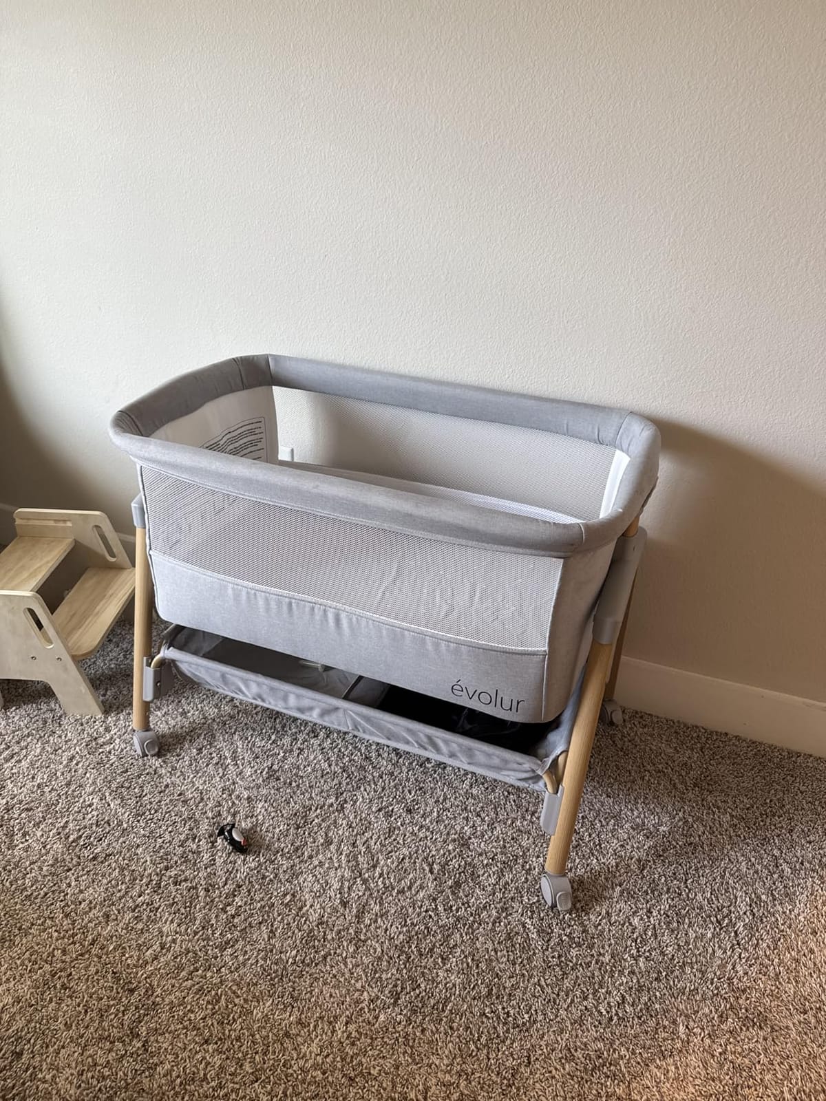 Evolur Lullaby Portable Bassinet with Wheels, Adjustable Bedside Sleeper, Breathable Mesh Sides, Large Storage Basket, Easy Fold, and Travel Bag Included, Perfect for Newborns & Infants - Biege customer photo 1