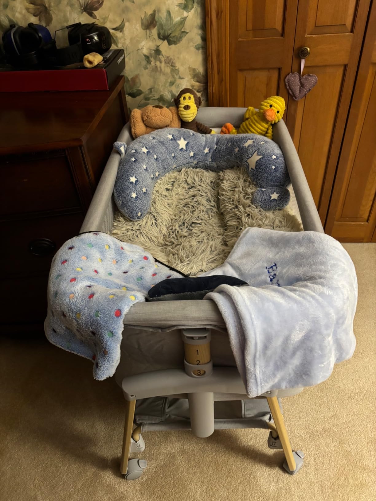 Evolur Lullaby Portable Bassinet with Wheels, Adjustable Bedside Sleeper, Breathable Mesh Sides, Large Storage Basket, Easy Fold, and Travel Bag Included, Perfect for Newborns & Infants - Biege customer photo 2