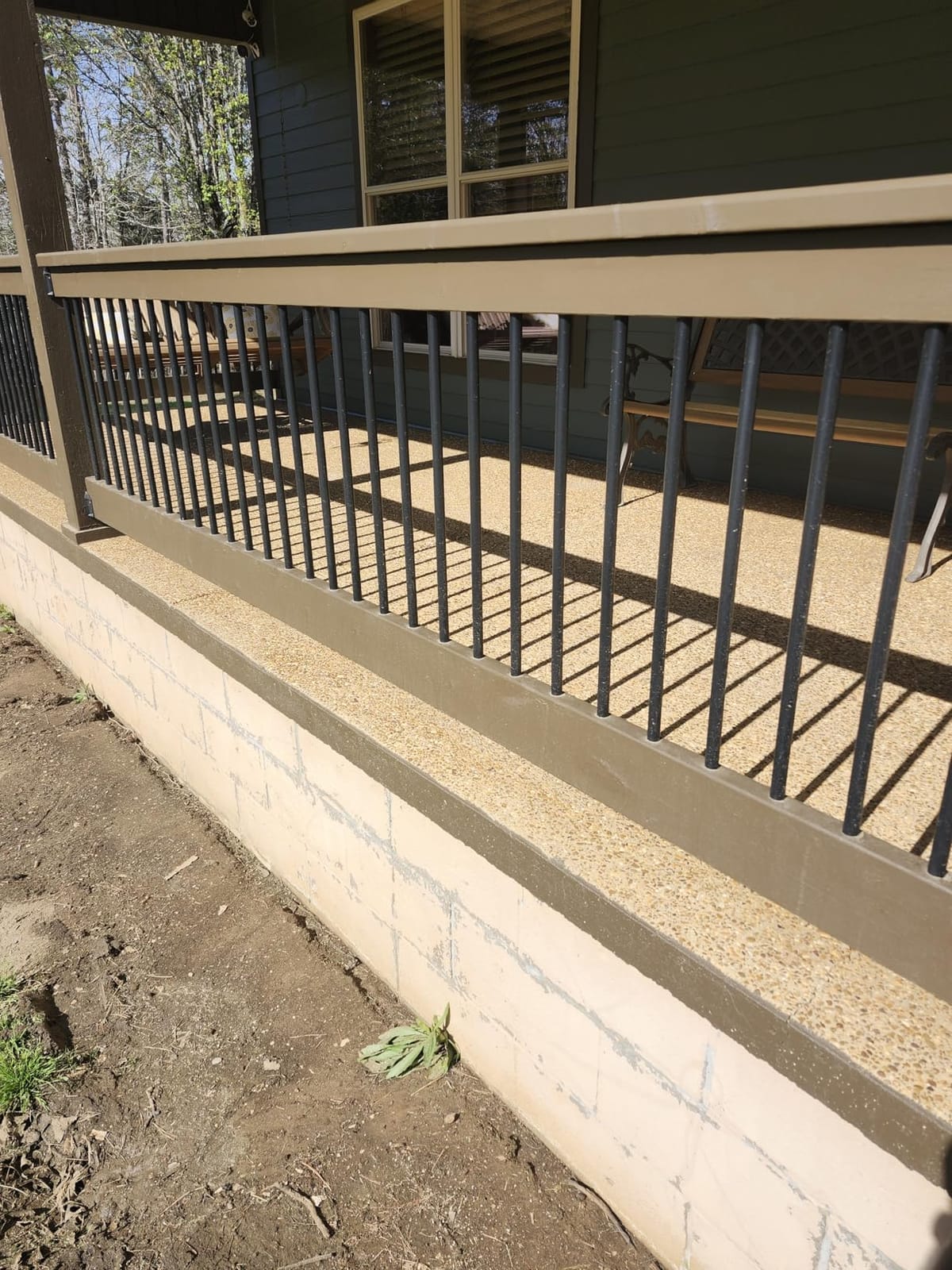 105 Pack 26 inch Aluminum Balusters for Deck Railing, Black Round Metal Spindles for Staircase, 3/4