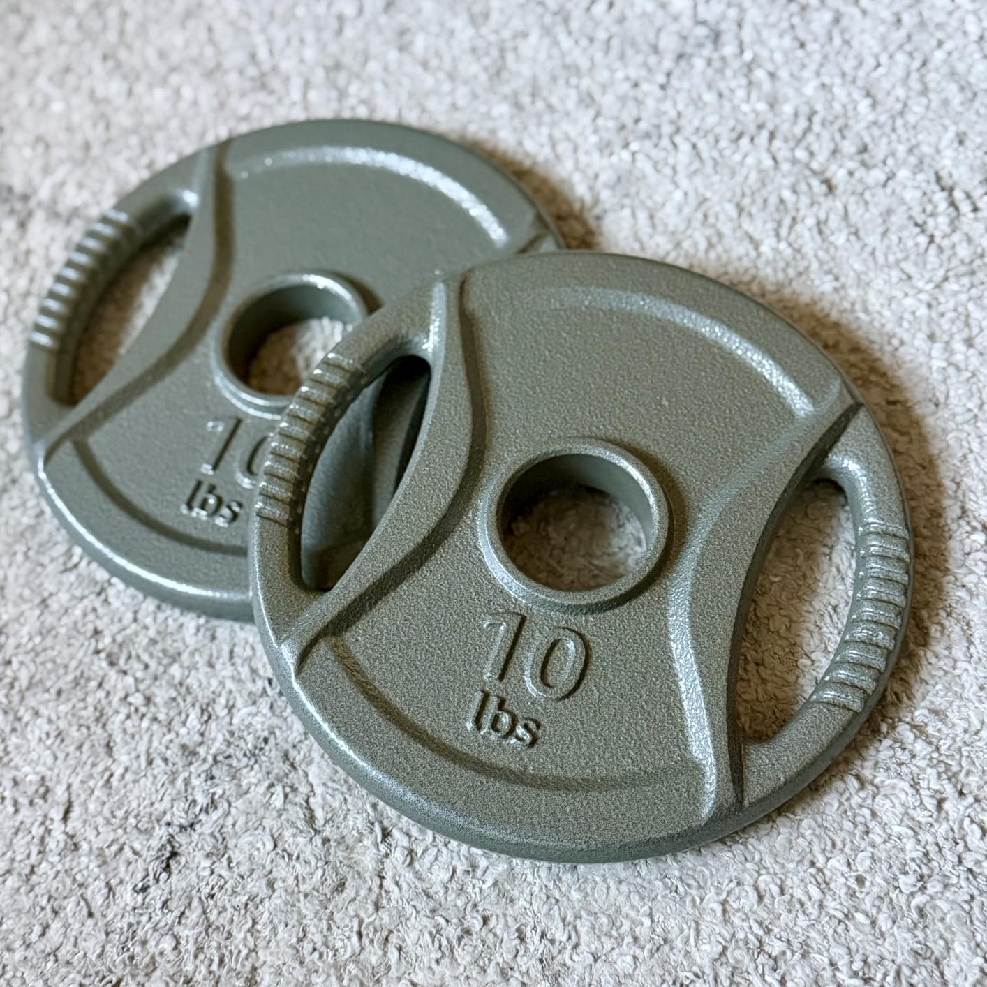Amazon Basics 2-Inch Olympic Grip Weight Plates, Cast Iron, for Powerlifting, CrossFit & Strength Training customer photo 1