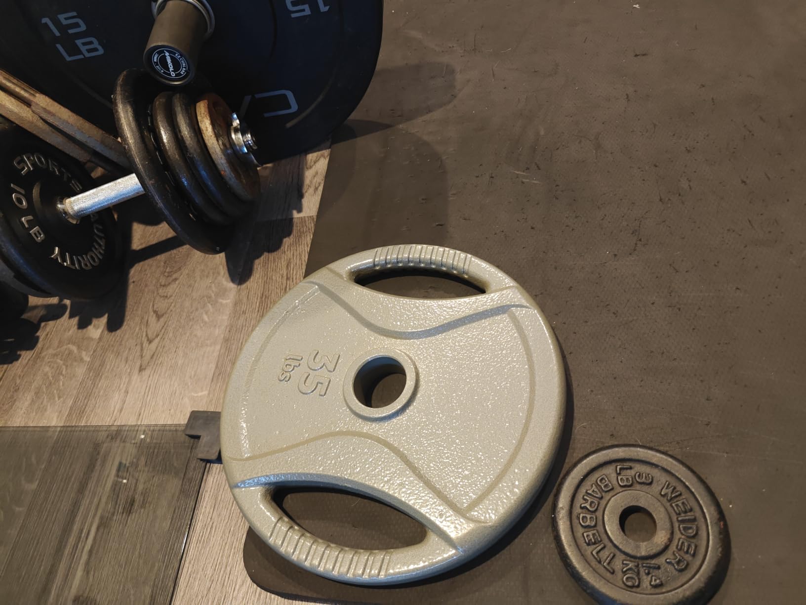 Amazon Basics 2-Inch Olympic Grip Weight Plates, Cast Iron, for Powerlifting, CrossFit & Strength Training customer photo 2