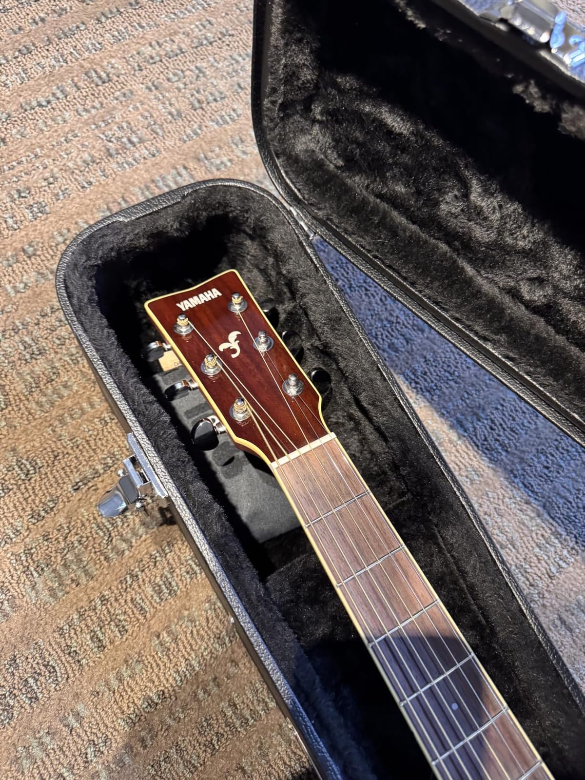 VEVOR Acoustic Guitar Hard Case, 43.31 in Gourd-Shaped Guitar Hard Case, With Lock Latch Key Handle, PVC Padding Soft Lining Water-Resistant Hard Shell Guitar Case, for 39-41 in Acoustic Guitar, Black customer photo 2