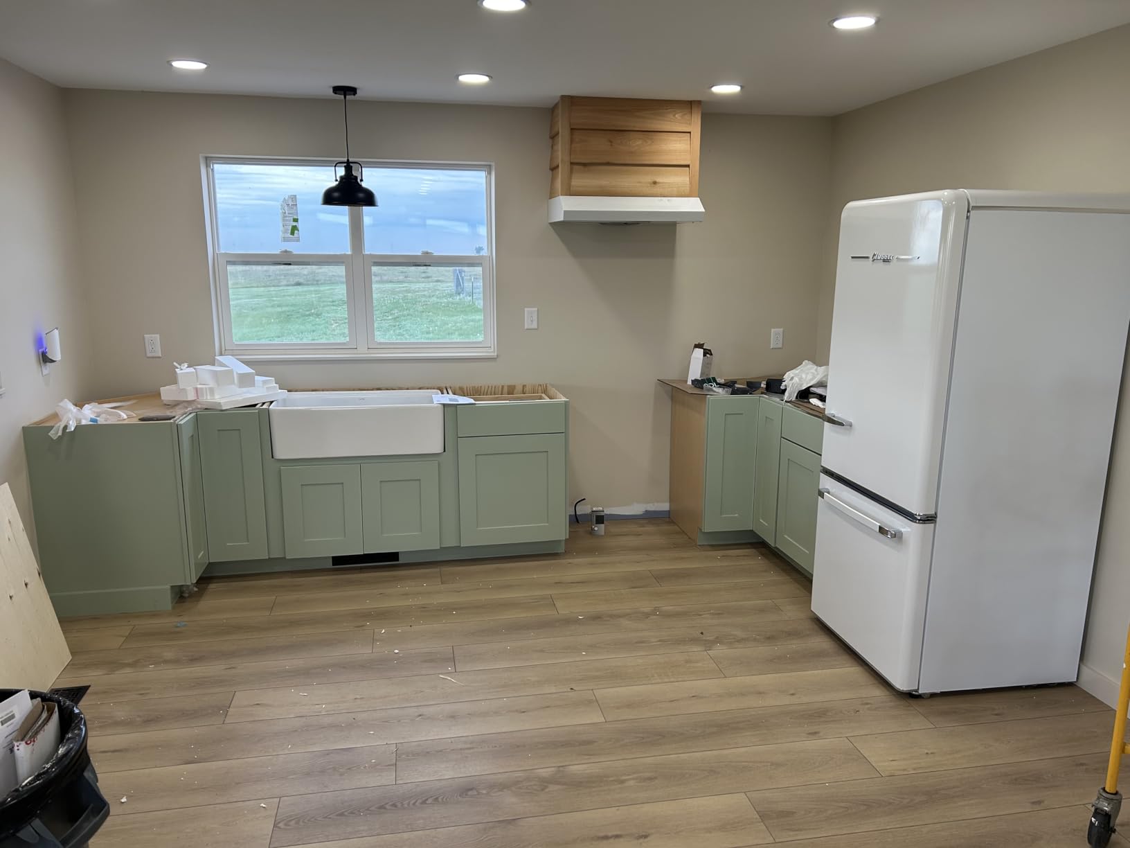 DeerValley Farmhouse Sink 33 Inch White Fireclay Apron Front Farm Sink | Apron Front, Single Bowl, Heavy Duty Deep Drop-in Undermount, Includes Workstation Accessories customer photo 2