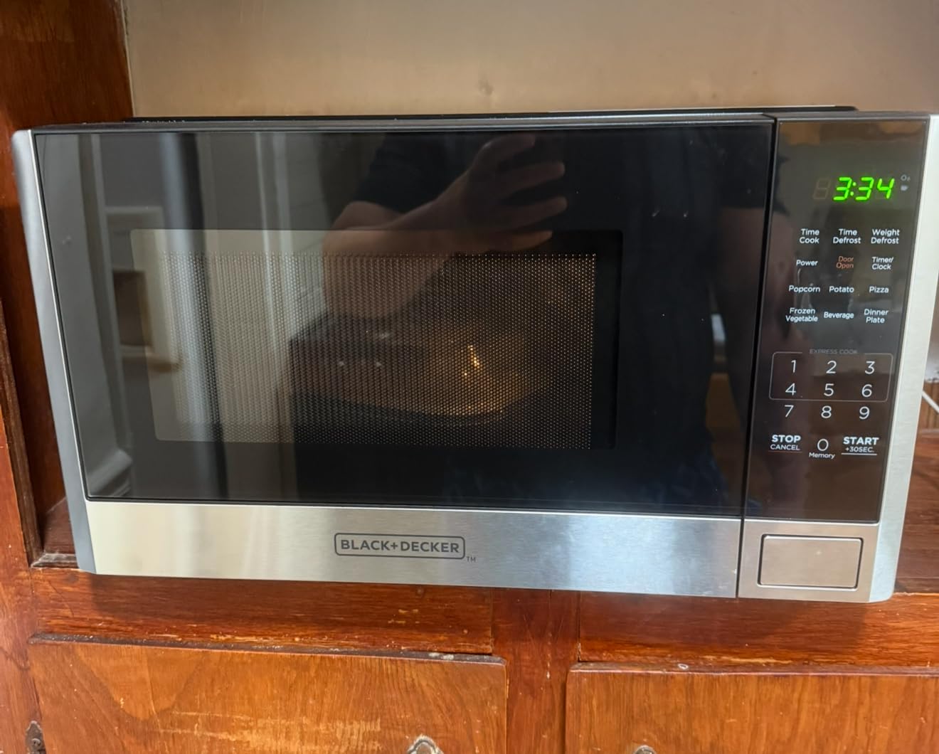 BLACK+DECKER Over the Range Microwave Oven, 1.7 Cu.Ft, 1000W customer photo 2