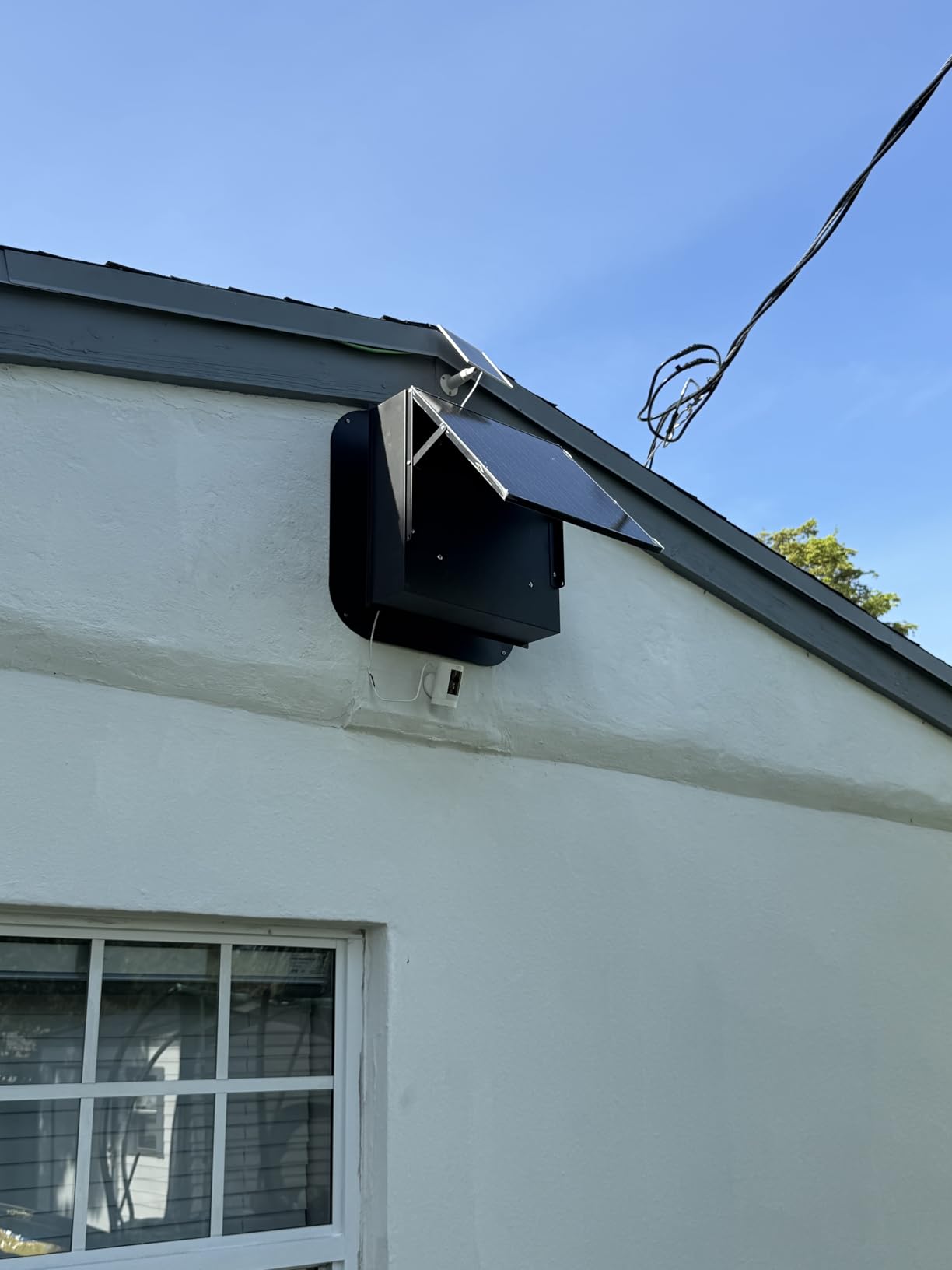VEVOR 35W Solar Attic Fan, 2400 CFM with Auto Temp Control, Weatherproof, Low-Noise Automatic Ventilation for Attic, Shed, & Garage customer photo 1
