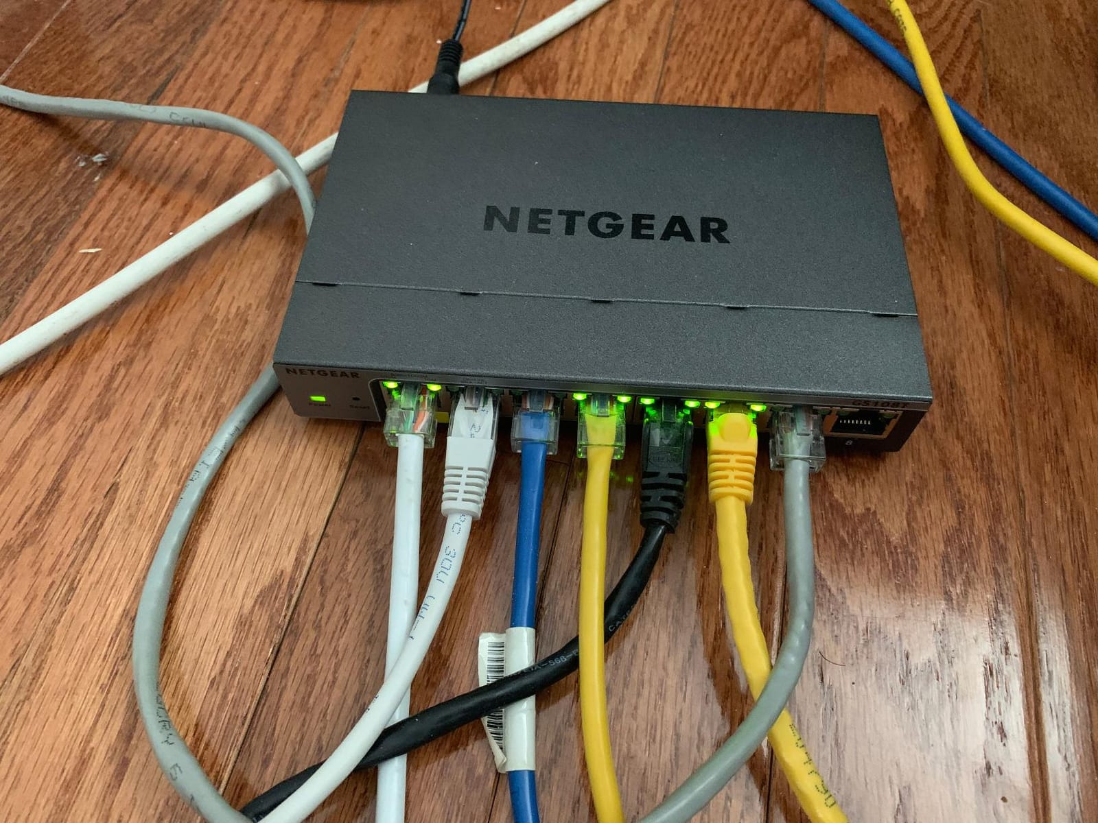 NETGEAR 52-Port Gigabit Ethernet Smart Switch (GS752TXv3), 48 x 1G, 4 x 10G SFP+ customer photo 2