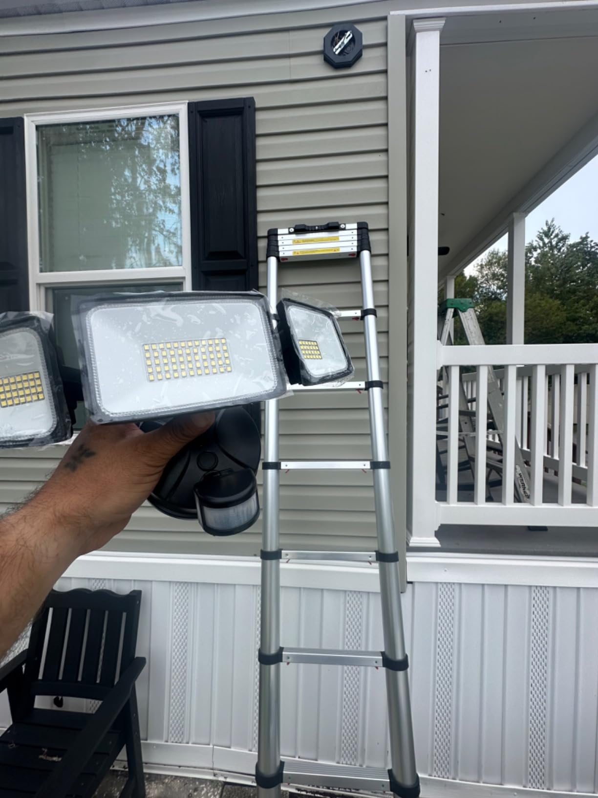 VEVOR Telescoping Ladder, 8.5ft Stainless Steel Lightweight Extension Ladder, Multi-Button Retraction Collapsible Ladders, 330LBS Capacity & Non-Slip Feet, Portable 9-Step Ladders for Home, RV, Loft customer photo 2