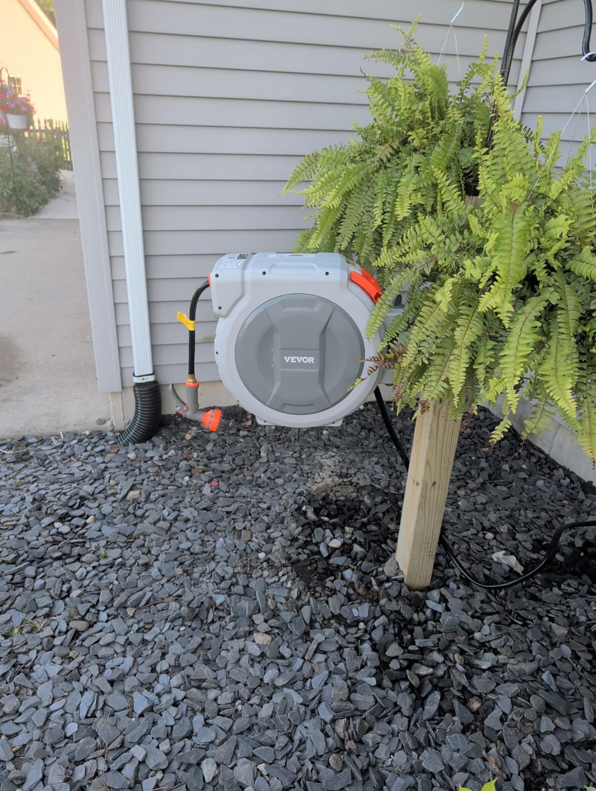 VEVOR Retractable Garden Hose Reel, 5/8 Inch x 100 ft Wall Mounted Hose Reel, Heavy Duty Garden Hose Reel with 9 Patterns Nozzle, Any Length Lock, Upgraded Slow Return System and 180 degree Swivel Bracket customer photo 2