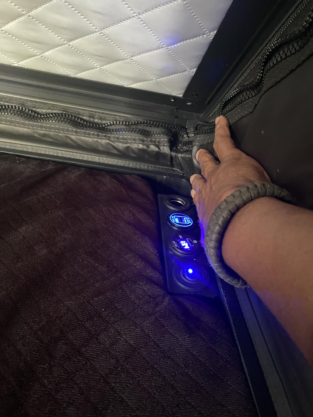 Solar Panel Rooftop Tent Hard Shell with Winter Thermal Layer | Aluminum Pop Up Roof top Tent Hardshell with USB Outlet,Luggage Bar,Suitable for Jeep SUV Truck,4 Season Camping customer photo 2