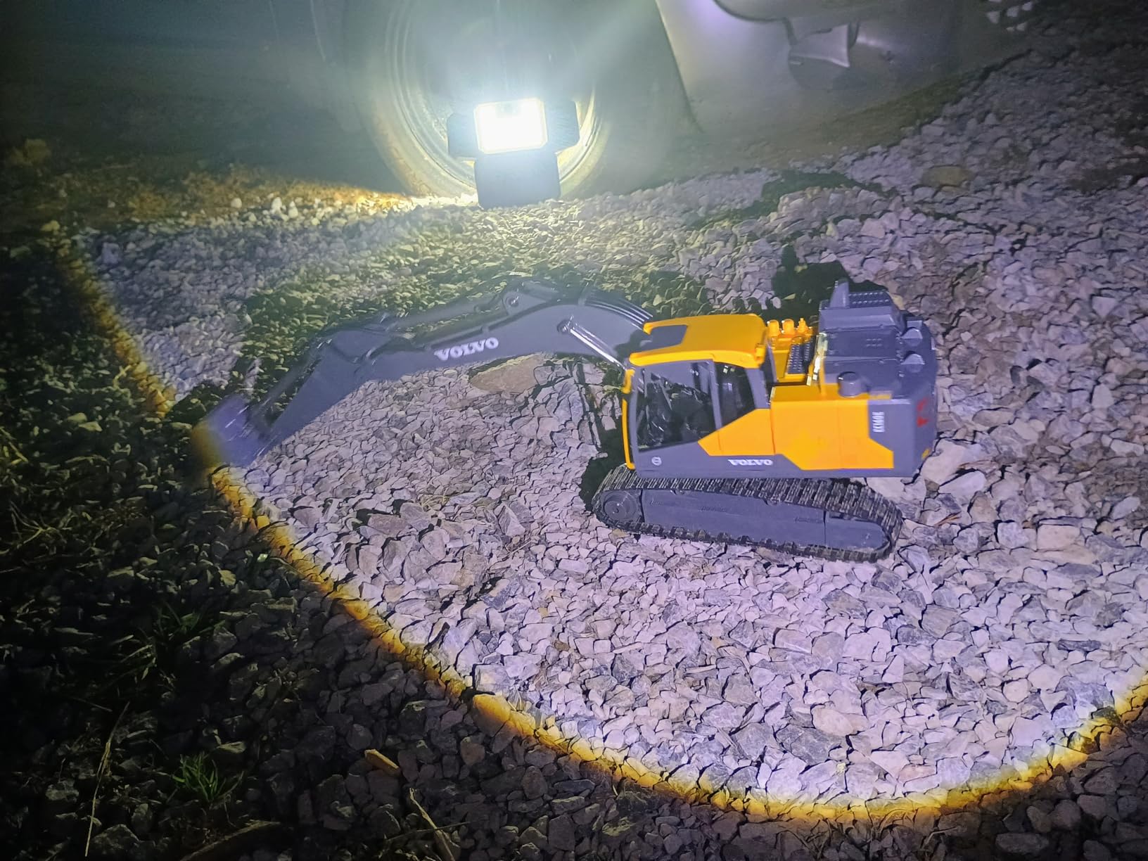 DOUBLE E Volvo 1:16 Scale RC Excavator 3-in-1 Construction Toys with 360 Rotation, Metal Shovel, Drill & Grabber - Professional Grade Remote Control Engineering Vehicle customer photo 2