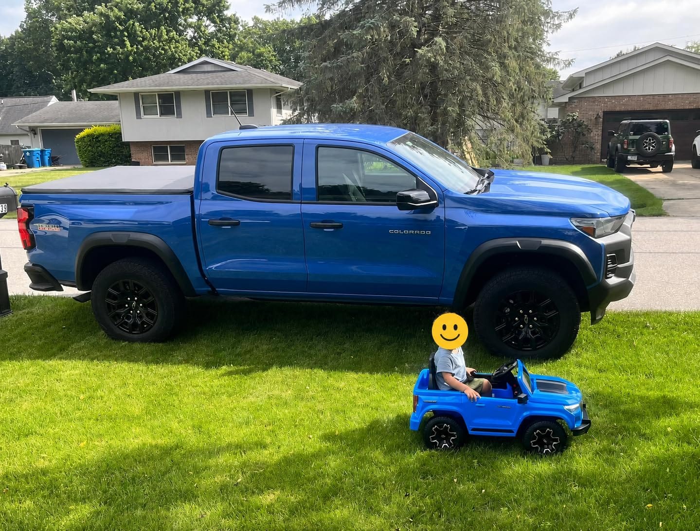 Winado 12V Licensed Chevrolet Colorado Electric Ride on Car for Kids, Pink customer photo 2