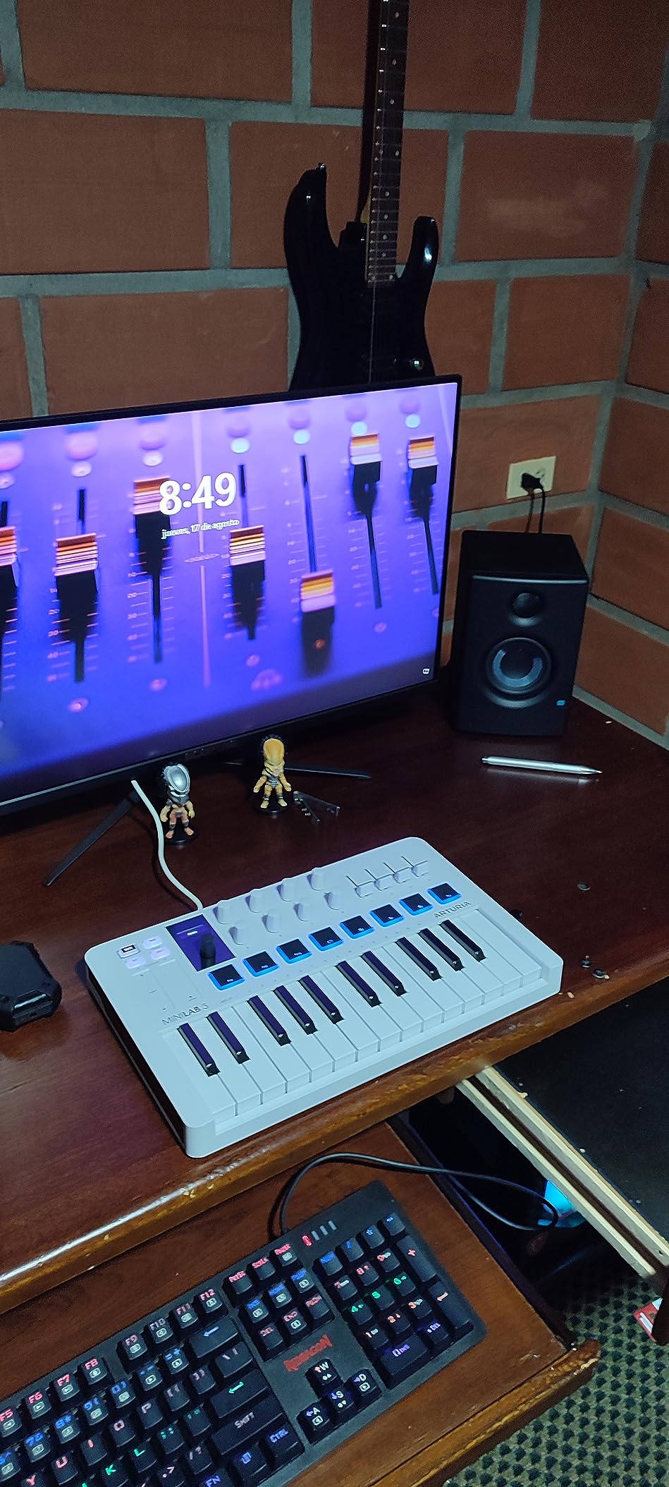 Arturia MiniLab 3 Universal MIDI Controller, Champagne customer photo 1