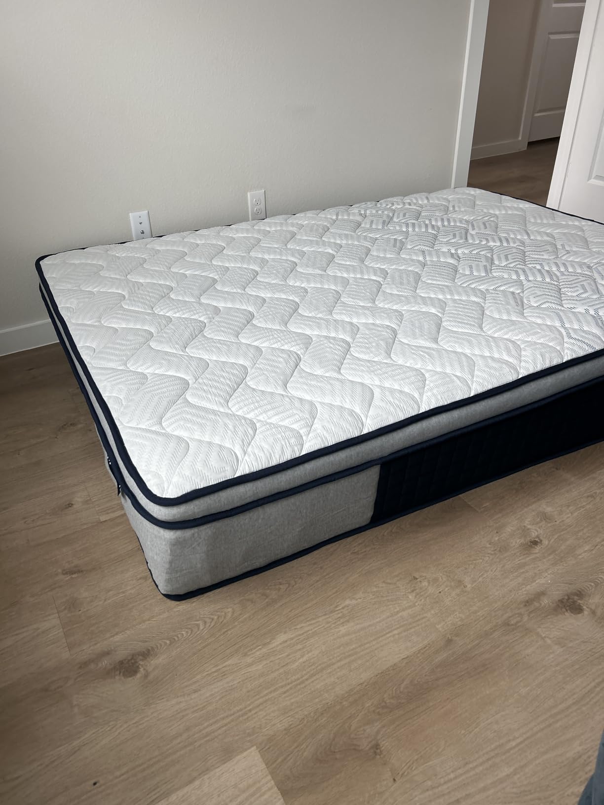 Extra Firm Queen Mattress 14 Inch, Deep Sleep Hybrid Mattress for Lumbar Support & Back Side Sleepers, Pain Relief Mattresses in a Box with Pocket Springs & Cooling Gel - 365-Night Trial, CertiPUR-US customer photo 1