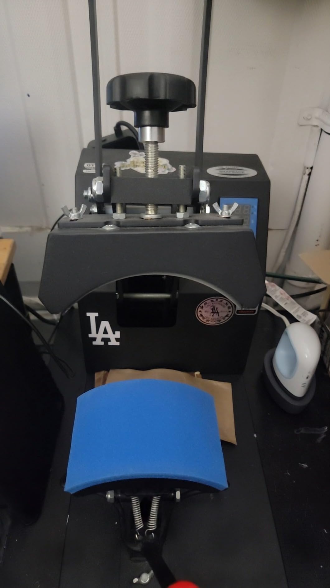 VEVOR Hat Heat Press Machine, 8.5 x 4 in Large Heating Plate, with Caps Stretcher, Precise Temperature & Time Control, Heat Press for Hats and Caps, for HTV Iron On and Sublimation Projects, White customer photo 2
