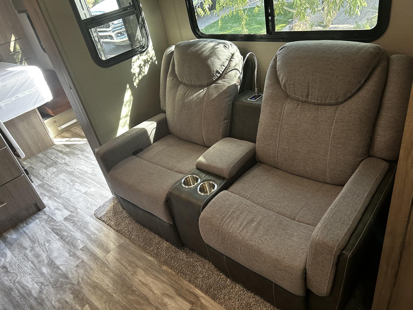 Dresegmt Home Theater Seating, Manual Recliner Sectional Sofa for Living Room, 5 Seater Reclining Sectional Couch with Flip-Up Backrest, Storage Console, USB Ports, L-Shaped Sofa PU Leather Gray customer photo 1