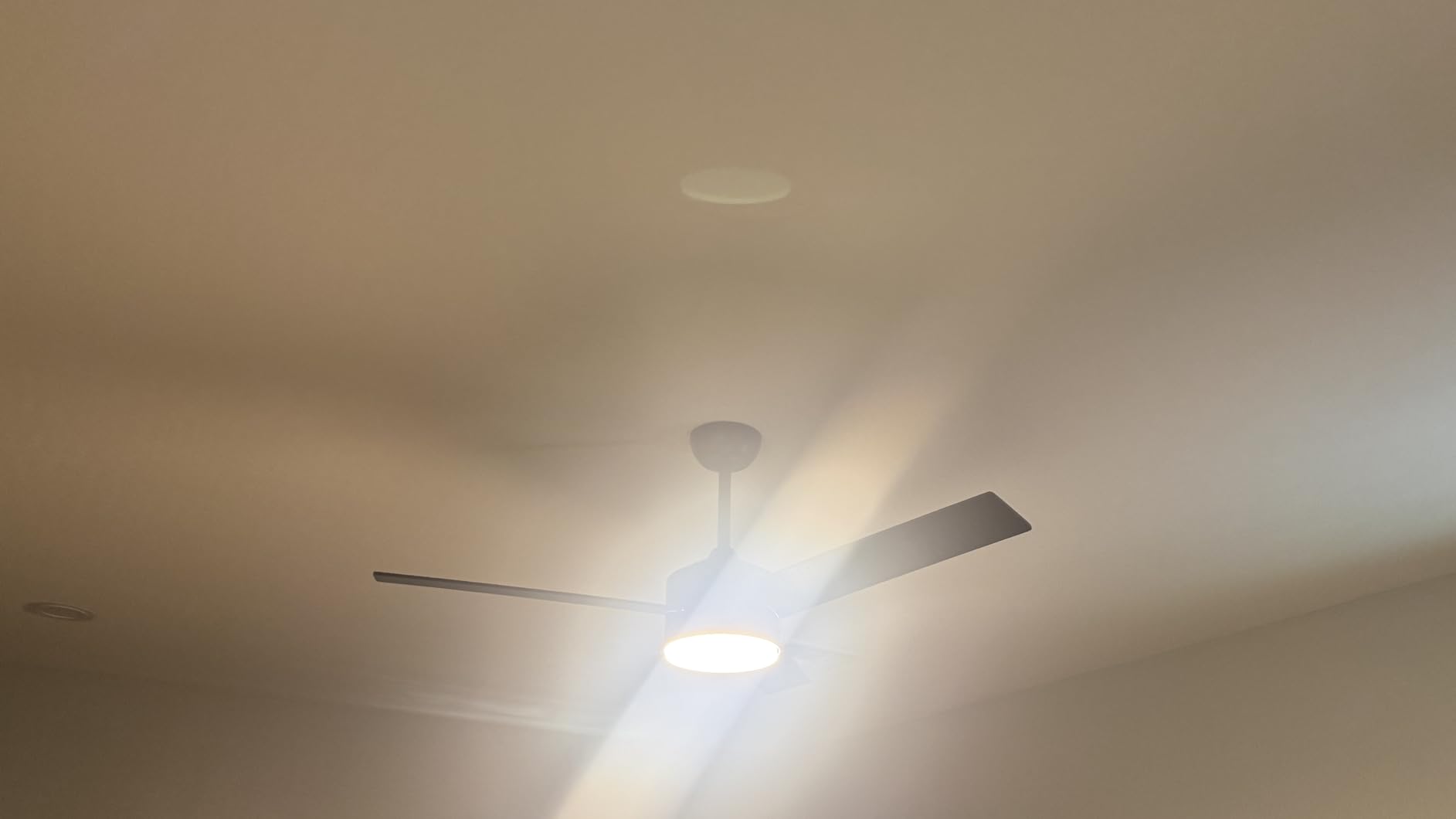 PHILIPS Indoor Ceiling Fan with Bright LED Light, 1-Pack, Dark | Bright Selectable White LED Light, 2650 Lumens, Dimmable, 5400 CFM, 6 Speeds, 2 Airflow Modes, 5 Reversible Blades customer photo 2