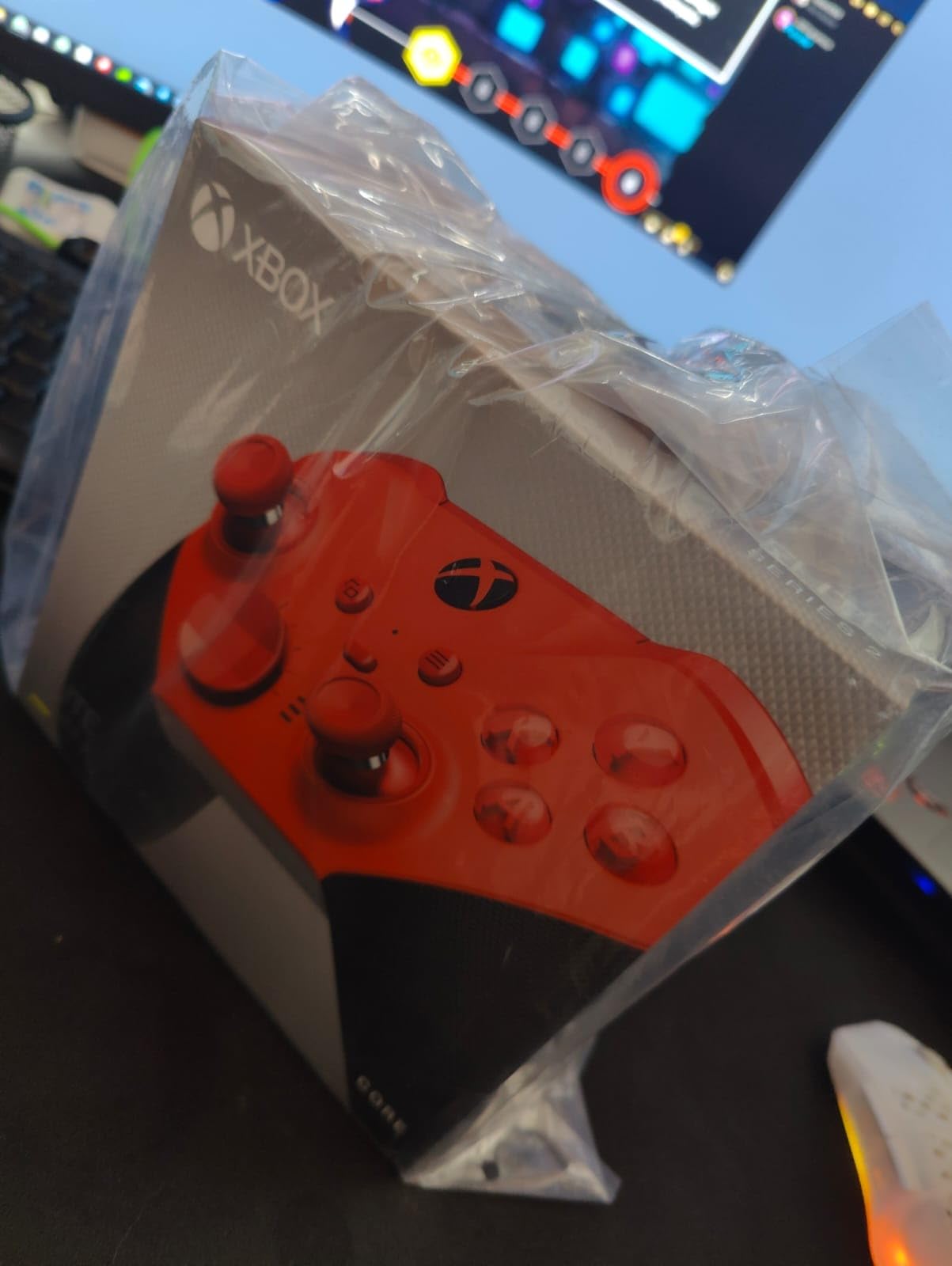 Xbox Wireless Gaming Controller | Elite Series 2 Core | Robot White | Consoles, PCs, TVs, mobile, and more | Adjustable Thumbsticks | Trigger Locks customer photo 1