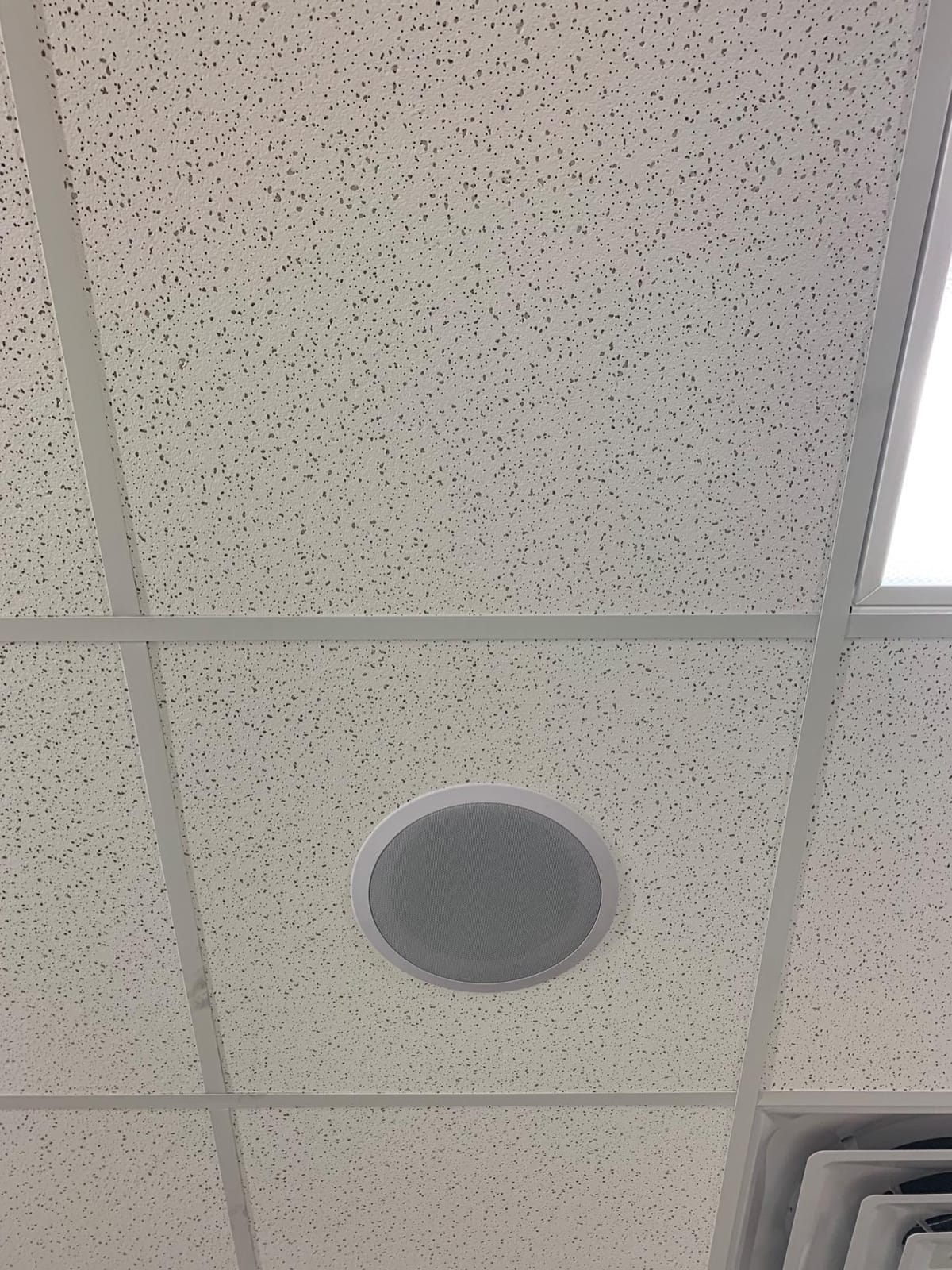 8'' 2-Way Midbass Woofer Speakers - Pair In-Wall/In-Ceiling Woofer Speaker System 1'' High-Temperature Voice Coil Flush Mount Design w/50Hz - 20kHz Frequency Response 250 Watts Peak - Pyle PDIC81RD customer photo 2