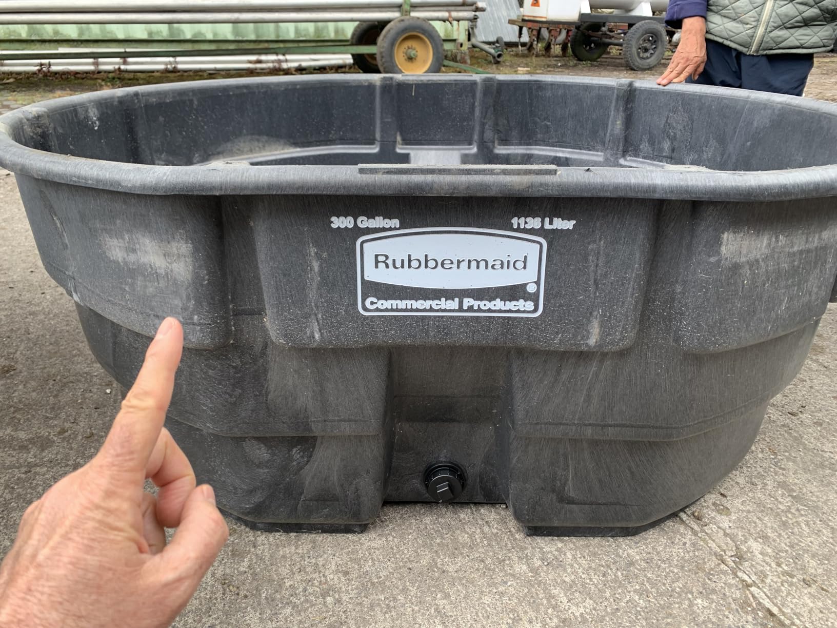Rubbermaid Commercial Products Stock Tank 300-Gallons Structural Foam Heavy Duty Container for Livestock/Animal/Cattle Feed & Water Outdoor Homemade Pool/Hot Tub/Bathtub & Pet Cleaning/Dog Wash customer photo 2