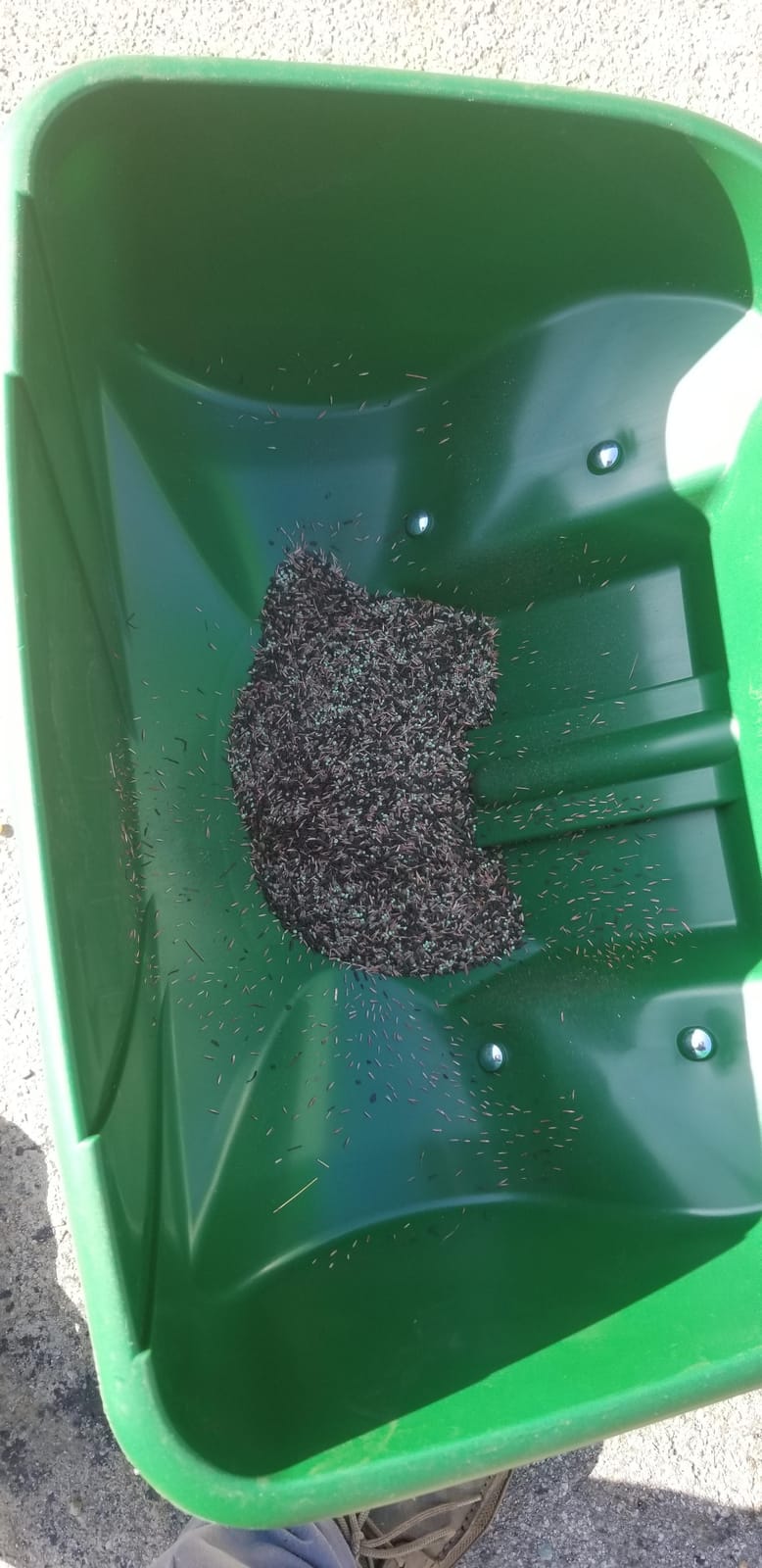 Scotts Turf Builder EdgeGuard DLX Broadcast Spreader for Seed, Fertilizer, Salt, Ice Melt, Holds up to 15,000 sq.ft. Product, Green customer photo 2