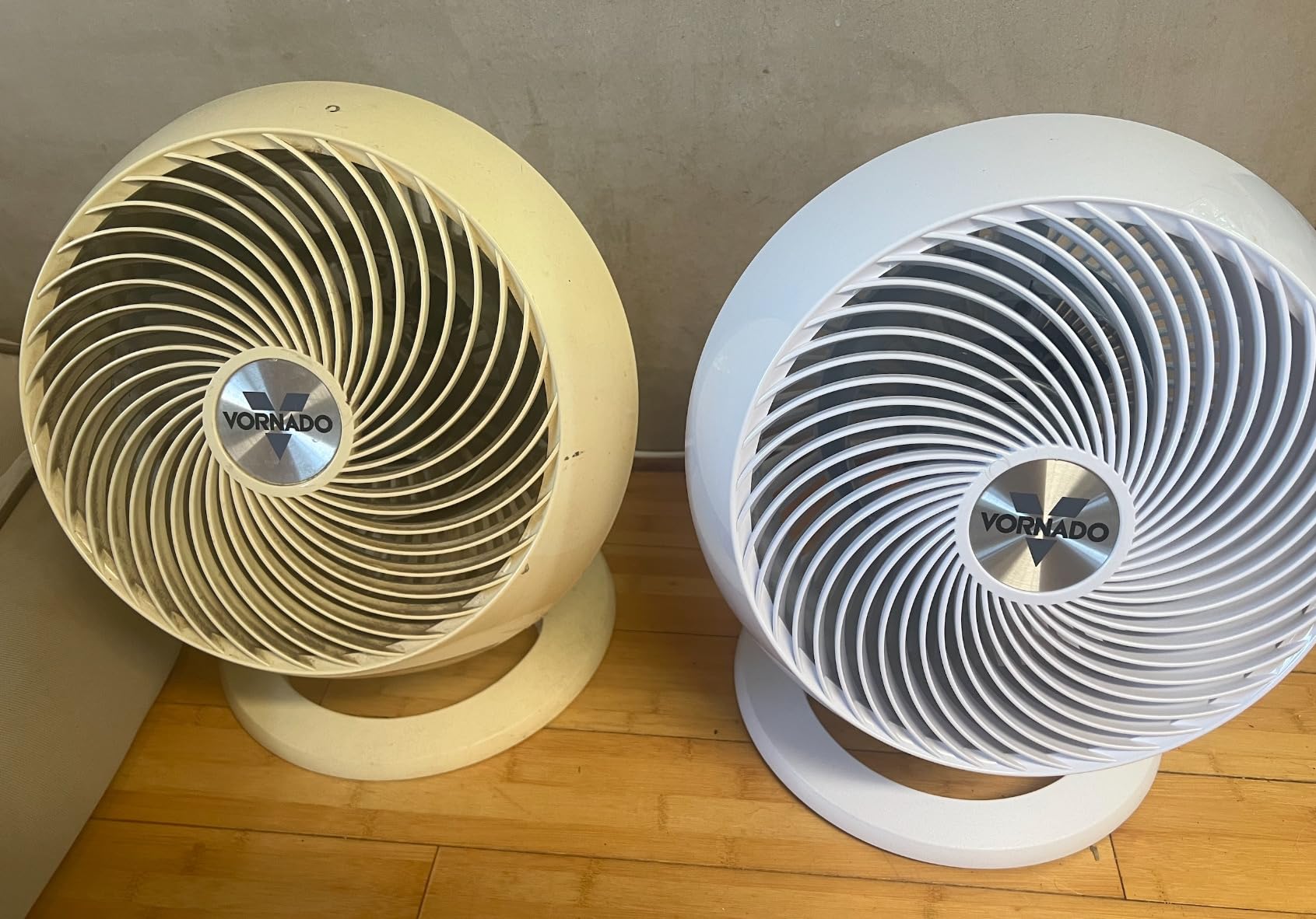Vornado 660 Large Air Circulator Fan, 4 Speed, Adjustable Tilt, Black | Whole Room Air Circulator, Chrome Glide Bar, Quiet Cooling for Bedroom, Office, Dorm Room customer photo 2