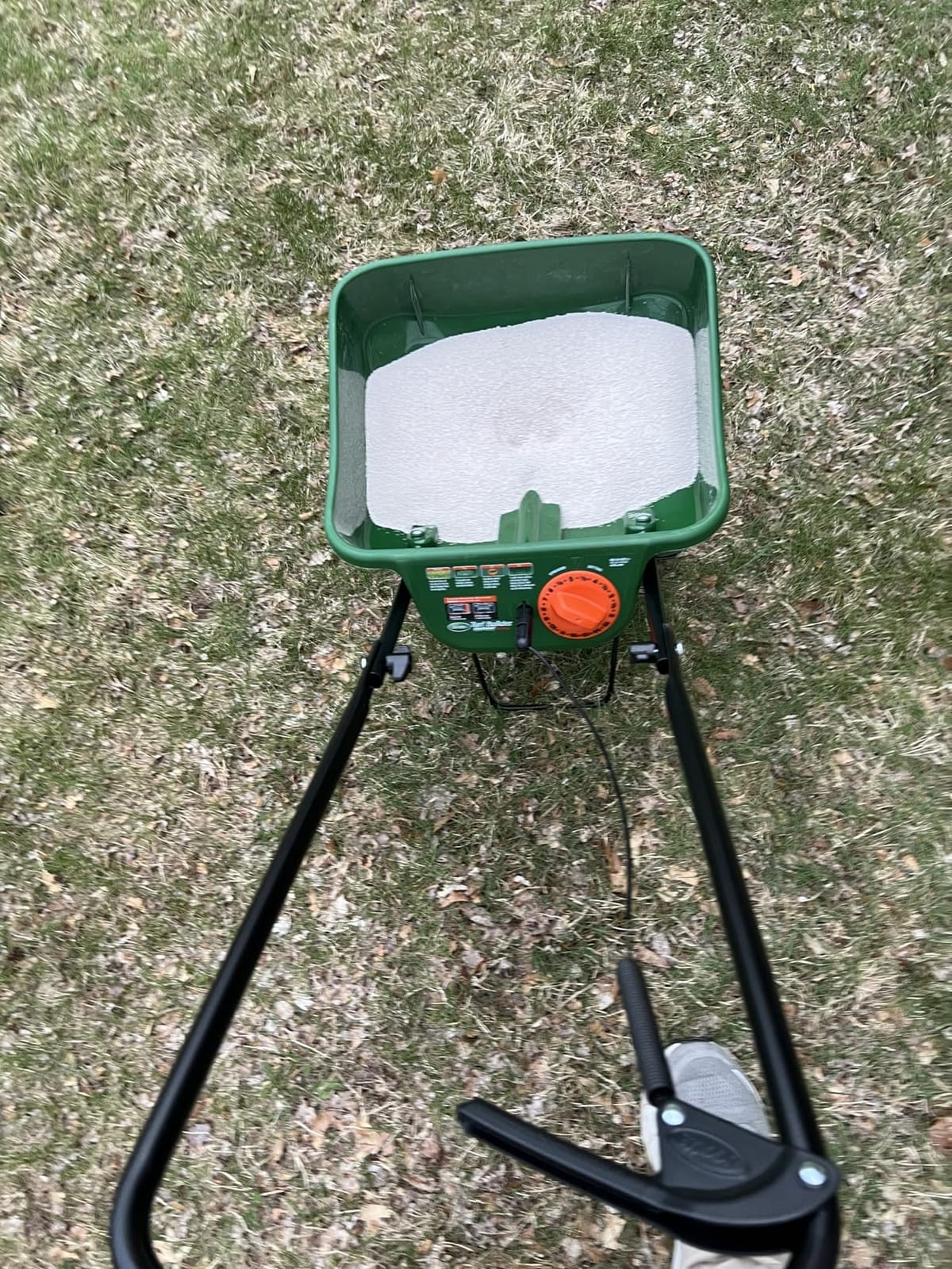 Scotts Turf Builder EdgeGuard Mini Broadcast Spreader | Spreader For Lawn Fertilizer, Weed & Insect Control, Grass Seed, and Ice Melt, Holds Up To 5,000 sq. ft. of Product customer photo 2