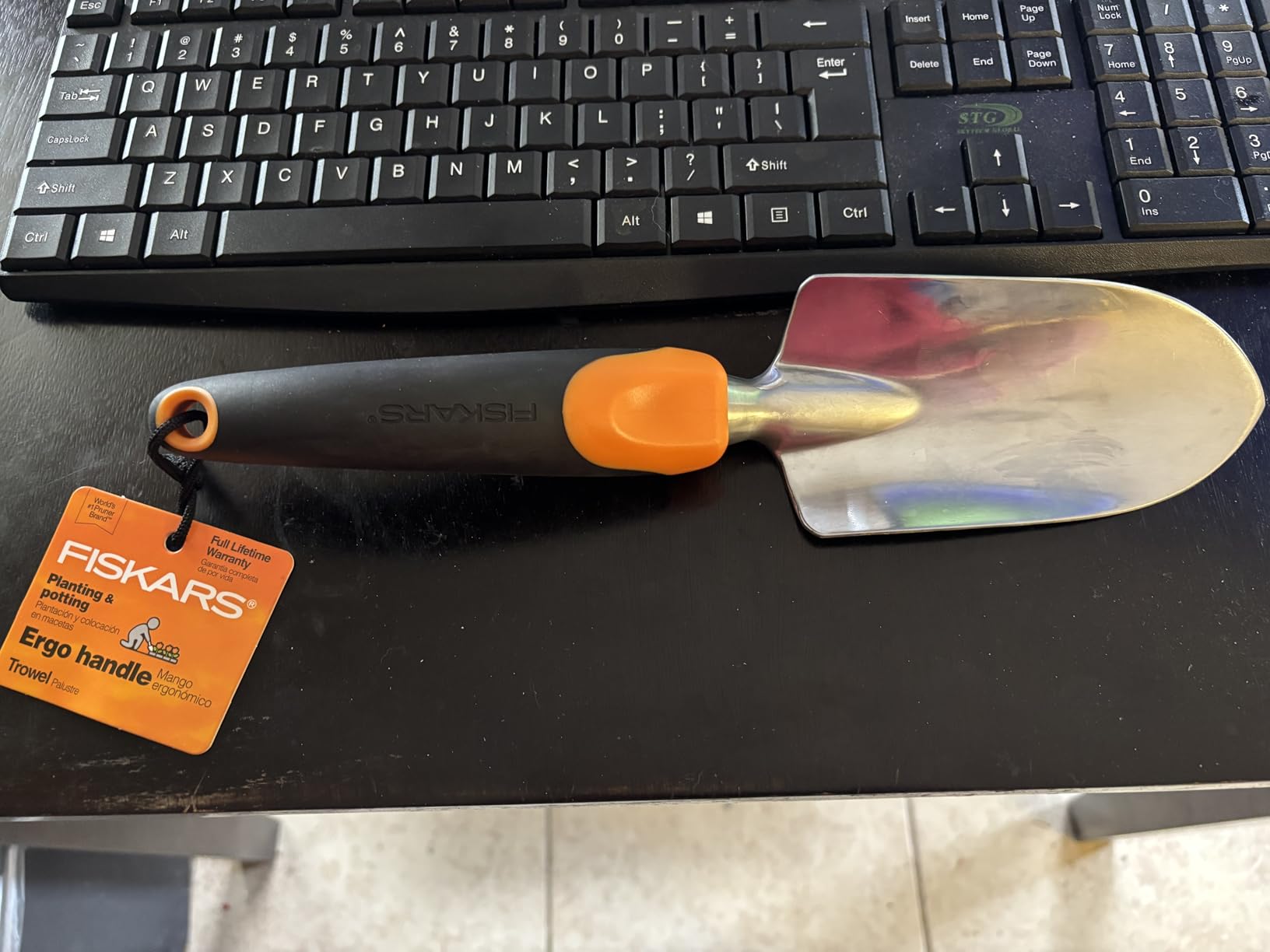 Fiskars Ergo Garden Trowel, Heavy Duty Hand Tool for Digging and Planting customer photo 2
