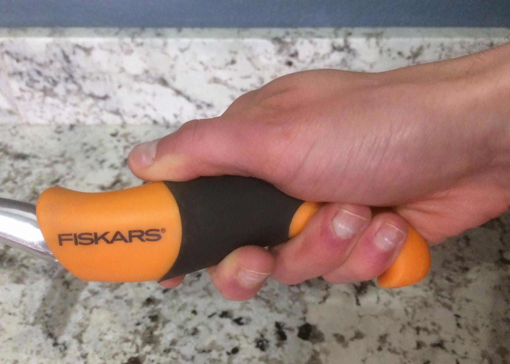 Fiskars Ergo Garden Cultivator, Hand Tool for Digging, Aerating & Weeding | Heavy-Duty Cast Aluminum Tines, Rust Resistant, Ergonomic Handle, Hang Hole Storage, Loosens Soil in Garden Beds & Pots customer photo 2