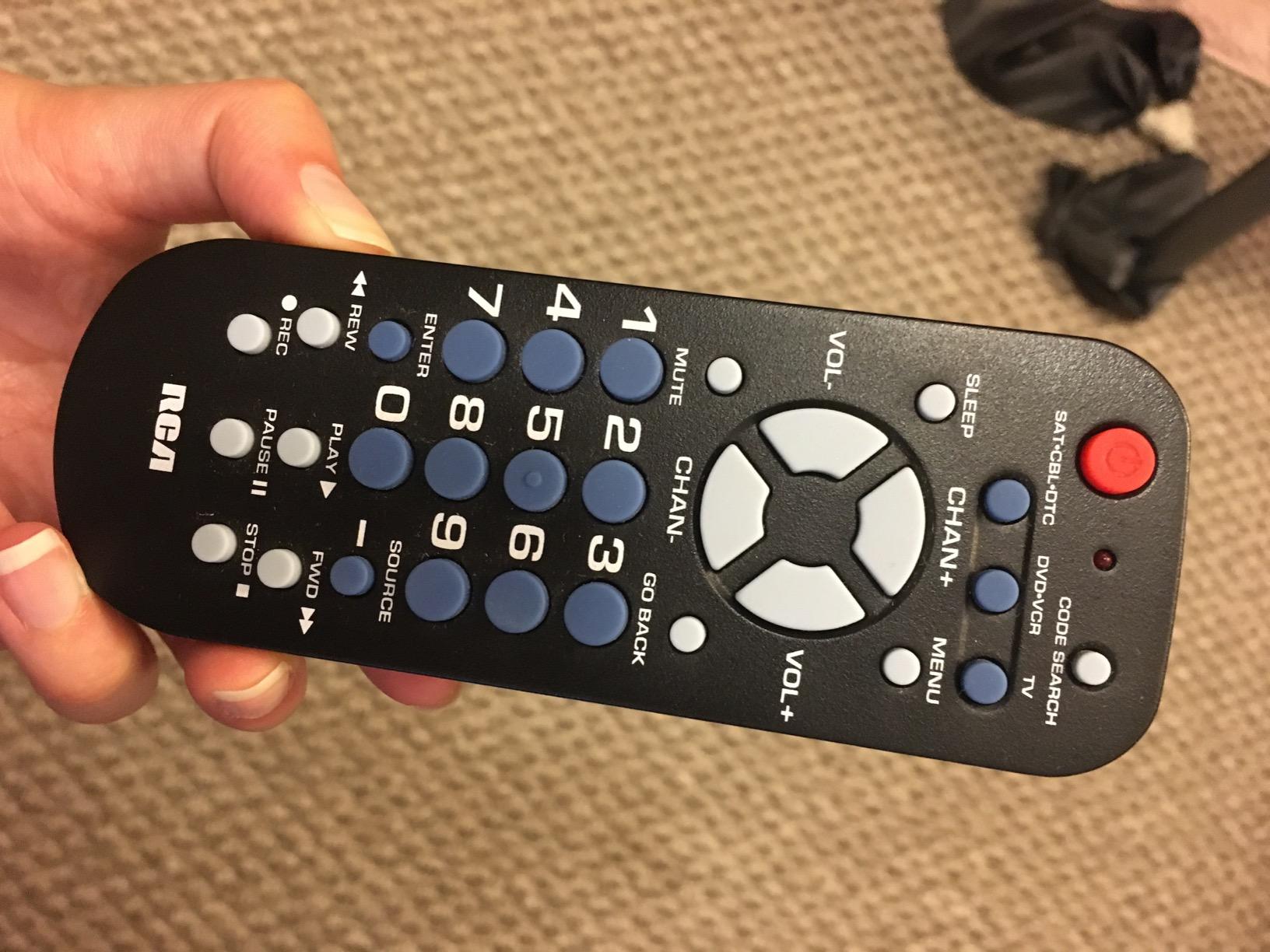 RCA 3-Device Palm-Sized Universal Remote, Long Range IR, Replaces Most Major Remote Brands, Designed for Comfort, RCR503BE customer photo 1