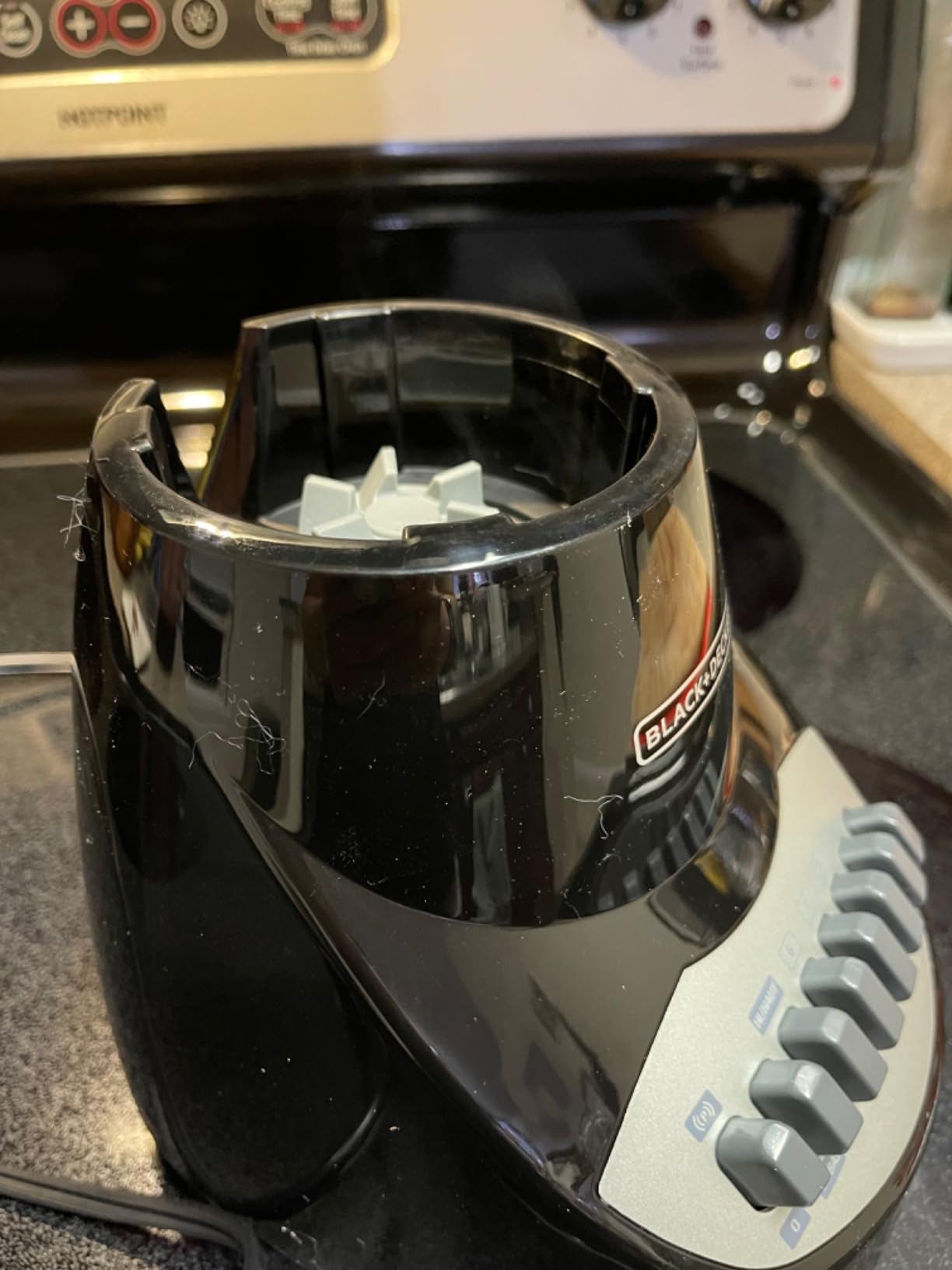 BLACK+DECKER Countertop Blender with 6-Cup Glass Jar, 10-Speed Settings, Black, BL2010BG customer photo 1