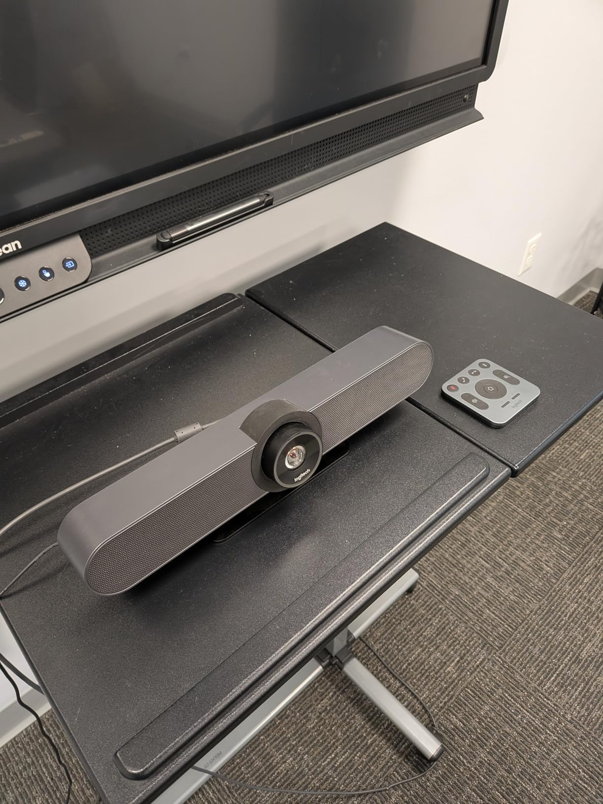 Logitech MeetUp Video Conferencing System 4K 3 Microphones - Black customer photo 1