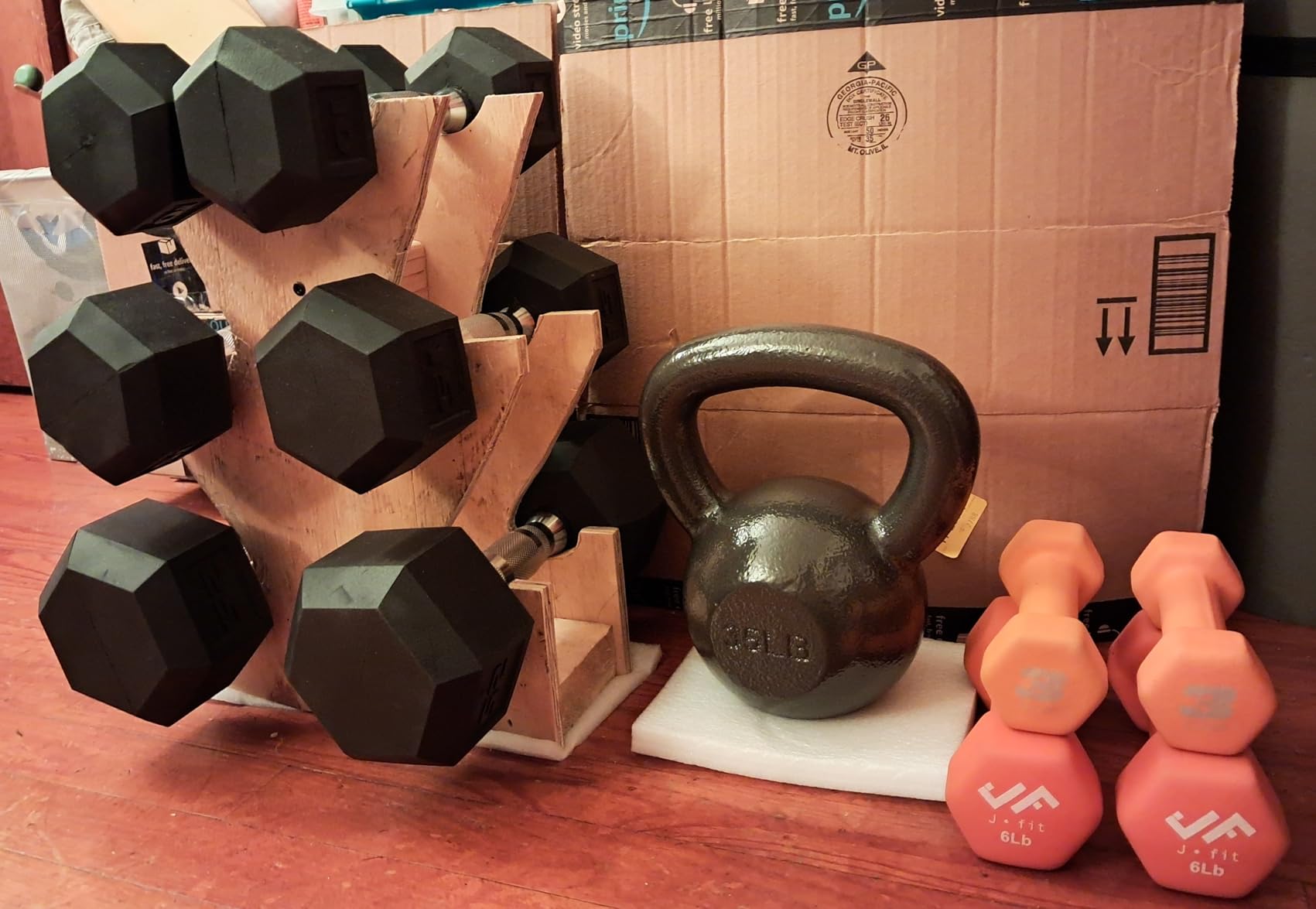 Amazon Basics Cast Iron Kettlebell for Strength Training, Textured Wide Handle, Black customer photo 1
