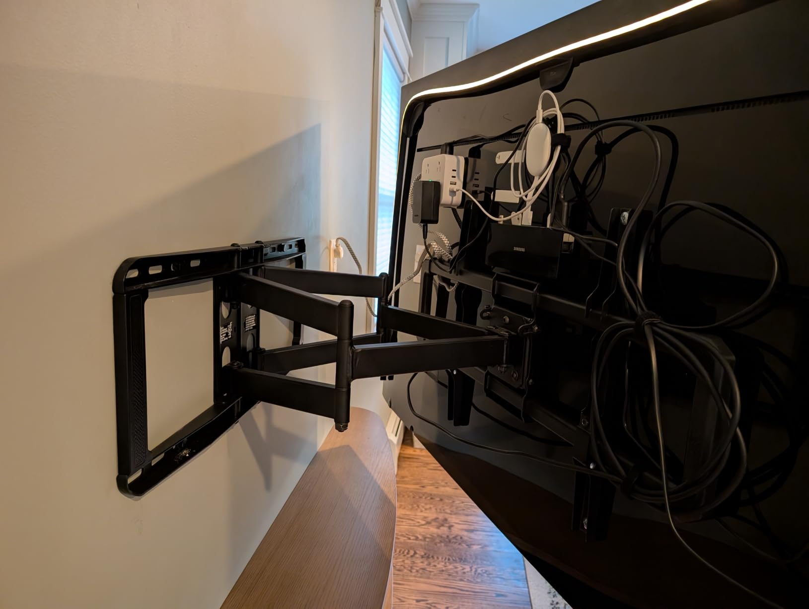 ECHOGEAR MaxMotion TV Wall Mount for Large TVs 42