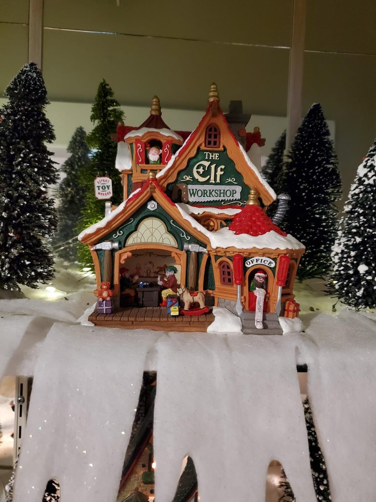 Lemax 75291 Santa's Wonderland Lighted Buildings: The Elf Workshop customer photo 1