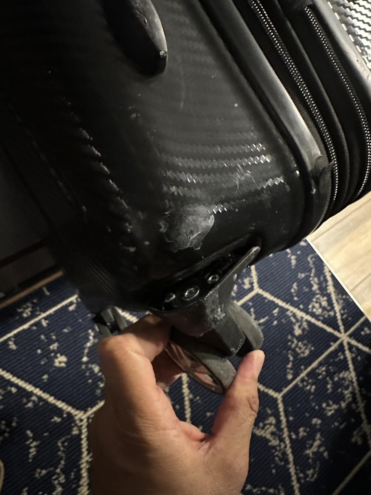 30-Inch Hardside Checked Spinner Luggage With TSA Lock, Lightweight Expandable Suitcase, Scratch-Resistant Surface, 8 Multi-directional Wheels, Black customer photo 2