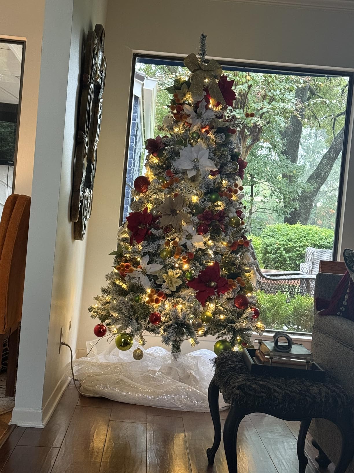 Best Choice Products 7.5ft Pre-Lit Artificial Christmas Tree Twinkling LEDs, Snow Flocked Design Pine Tree, Full Appearance Lighted Snowy w/Easy Assembly, 550 Lights, 1,346 Tips Metal Stand customer photo 1