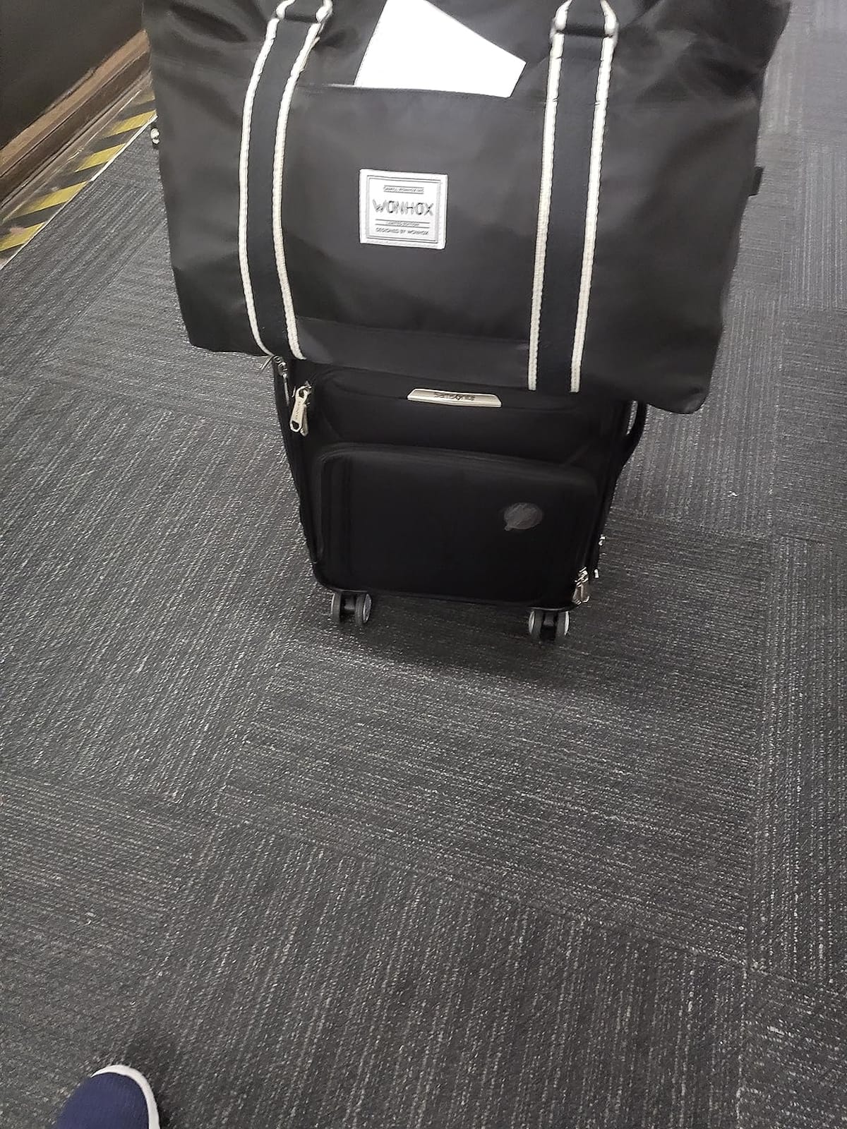 Samsonite Solyte DLX Softside Expandable Luggage with Spinner Wheels, Mediterranean Blue, Checked-Medium 25-Inch customer photo 1