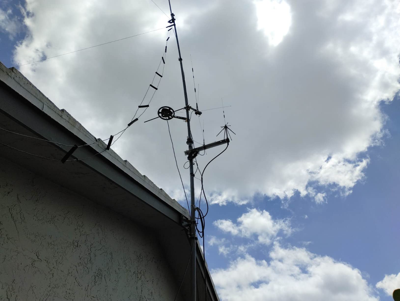 Channel Master Omni+ 50 - Omnidirectional Digital HDTV Antenna with 360 Degree Reception, Includes Mounting Bracket for Roof, Attic & RV Installations, Indoor/Outdoor (50 Mile Range) customer photo 2