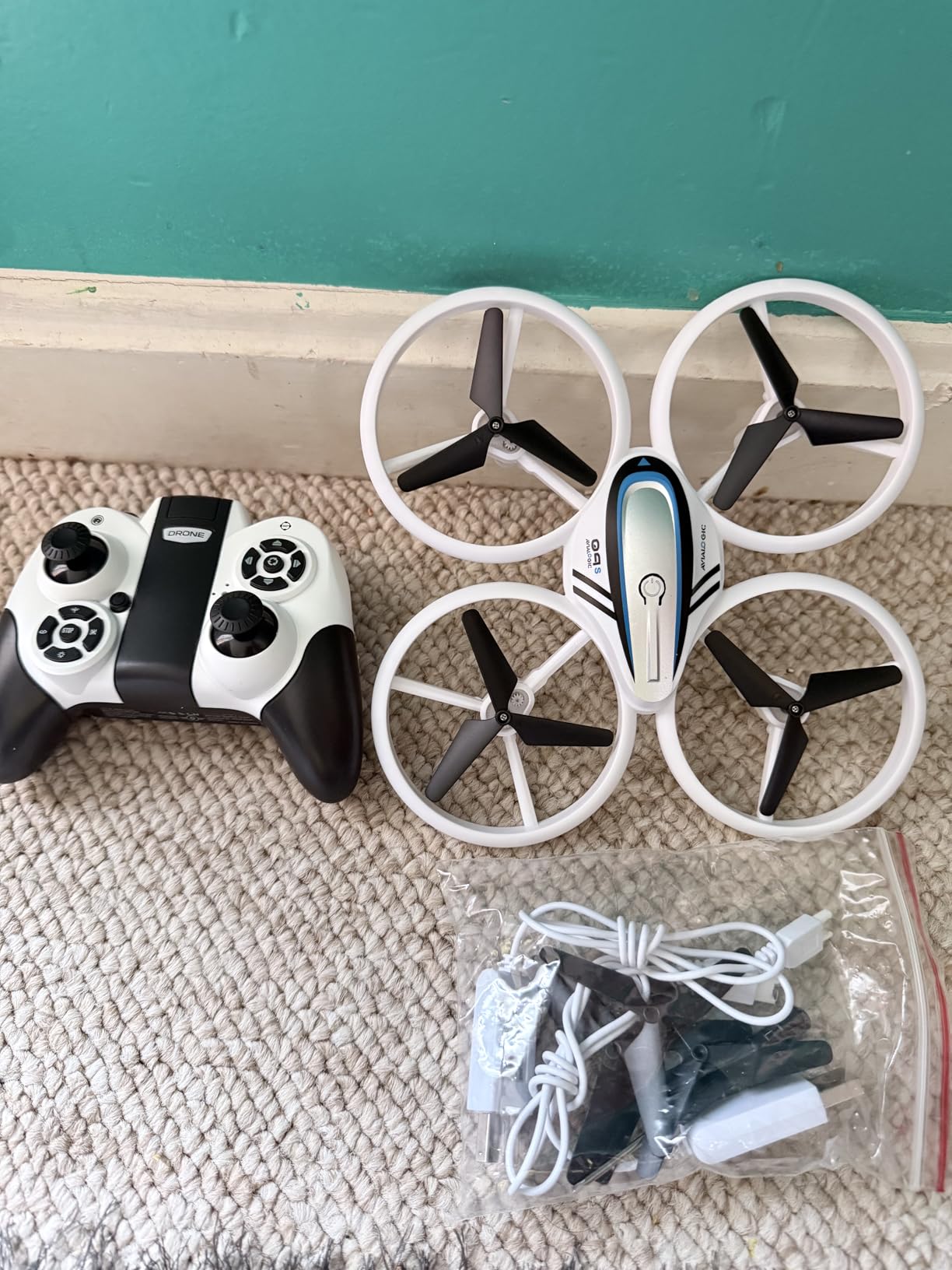 Q9s Drones for Kids,RC Drone with Altitude Hold and Headless Mode,Quadcopter with Blue&Green Light,Propeller Full Protect,2 Batteries and Remote Control,Easy to fly Kids Gifts Toys for Boys and Girls customer photo 1