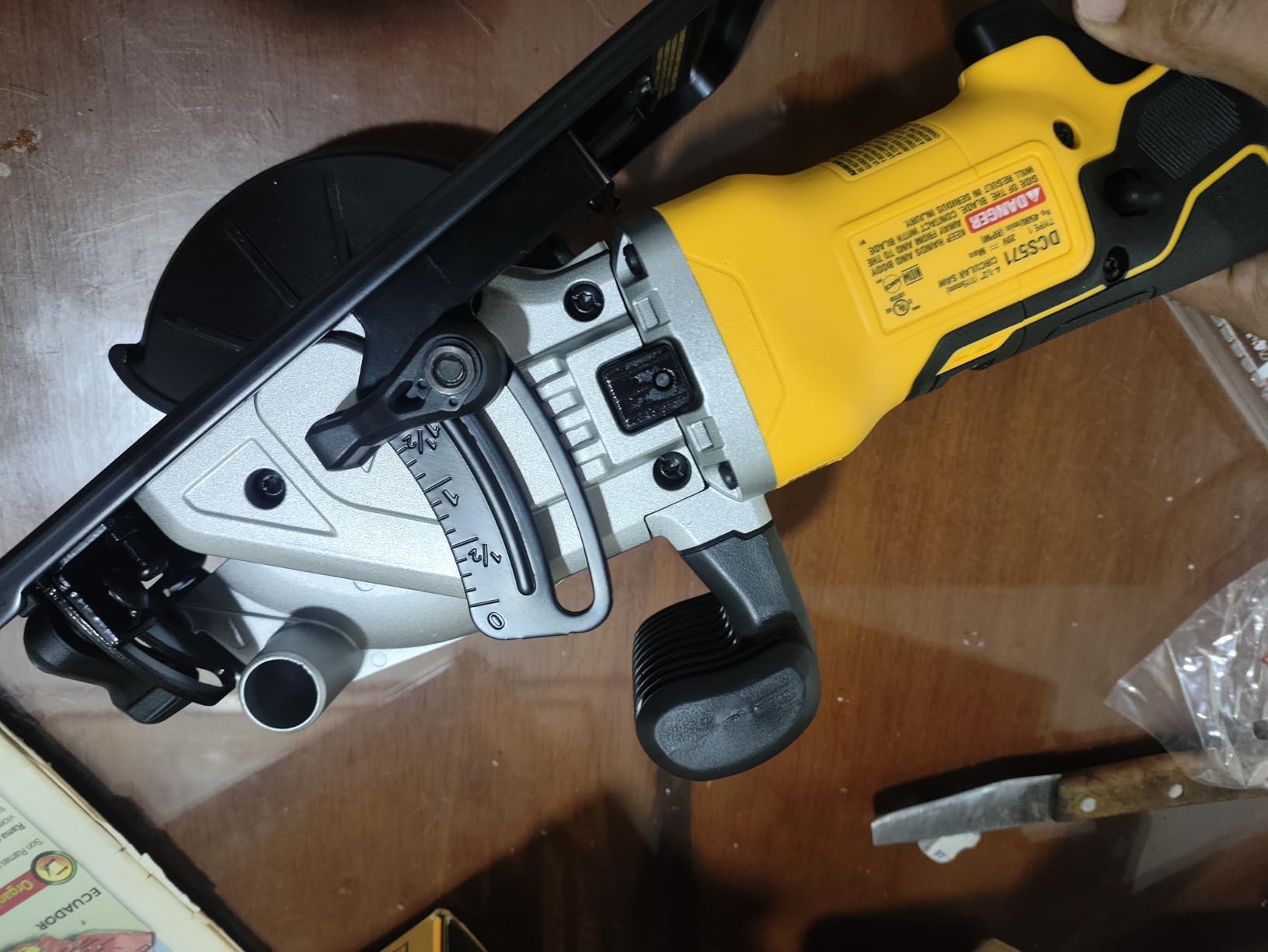 DEWALT ATOMIC 20V MAX* Circular Saw, 4-1/2-Inch, Tool Only (DCS571B) customer photo 2