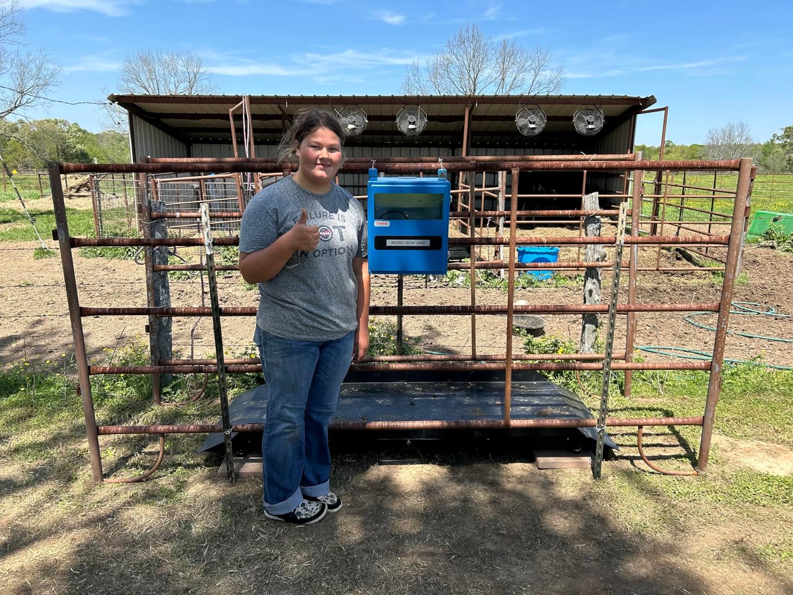 Large Farm Animal Scale/Digital Livestock Weighing Equipment, Capacity 4000 x 1 lb for Cattle, Horse, Goat, Cow, Alpaca, etc. (84x30) customer photo 1