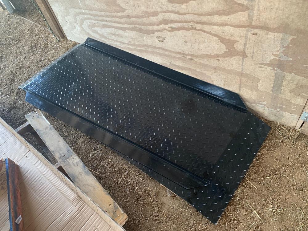 Large Farm Animal Scale/Digital Livestock Weighing Equipment, Capacity 4000 x 1 lb for Cattle, Horse, Goat, Cow, Alpaca, etc. (84x30) customer photo 2