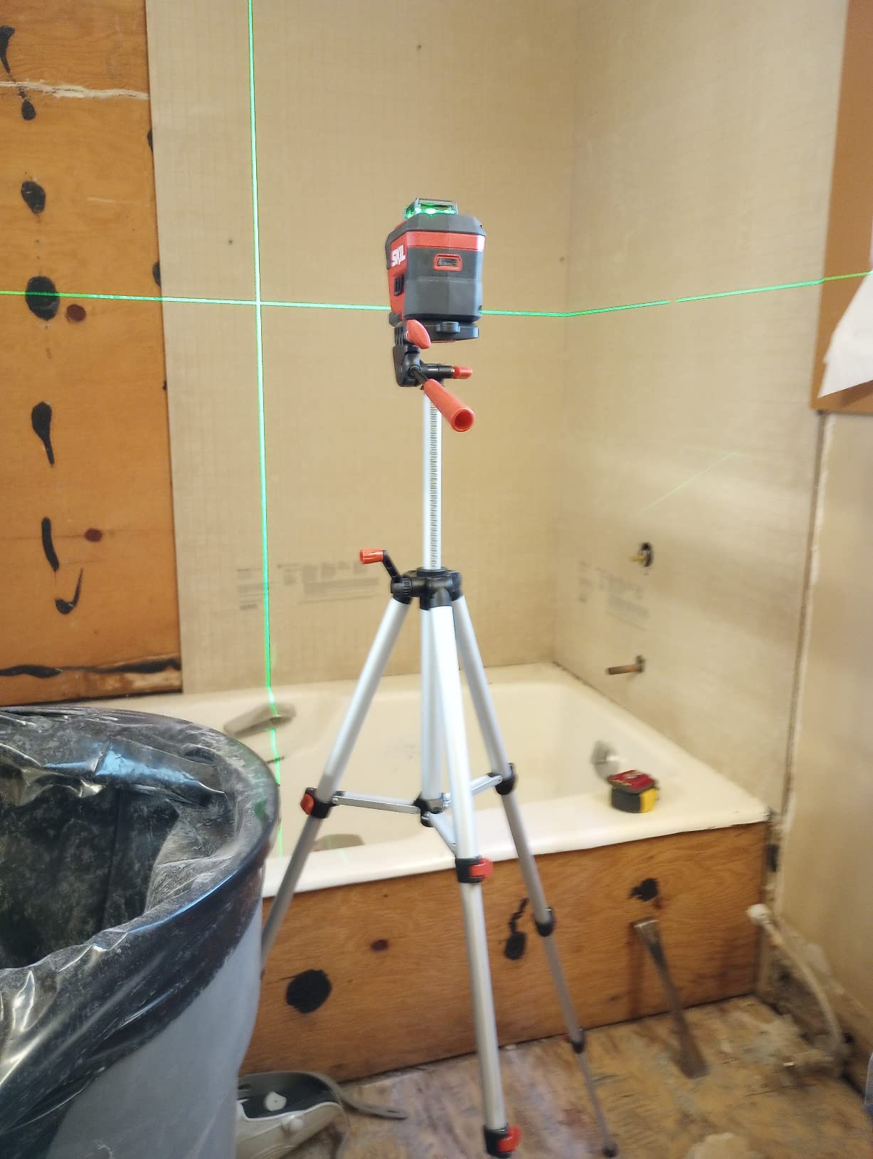 SKIL 100ft Self-Leveling Green Cross Line Laser with Rechargeable Battery, Tripod & Bag - LL9322G-01 customer photo 2