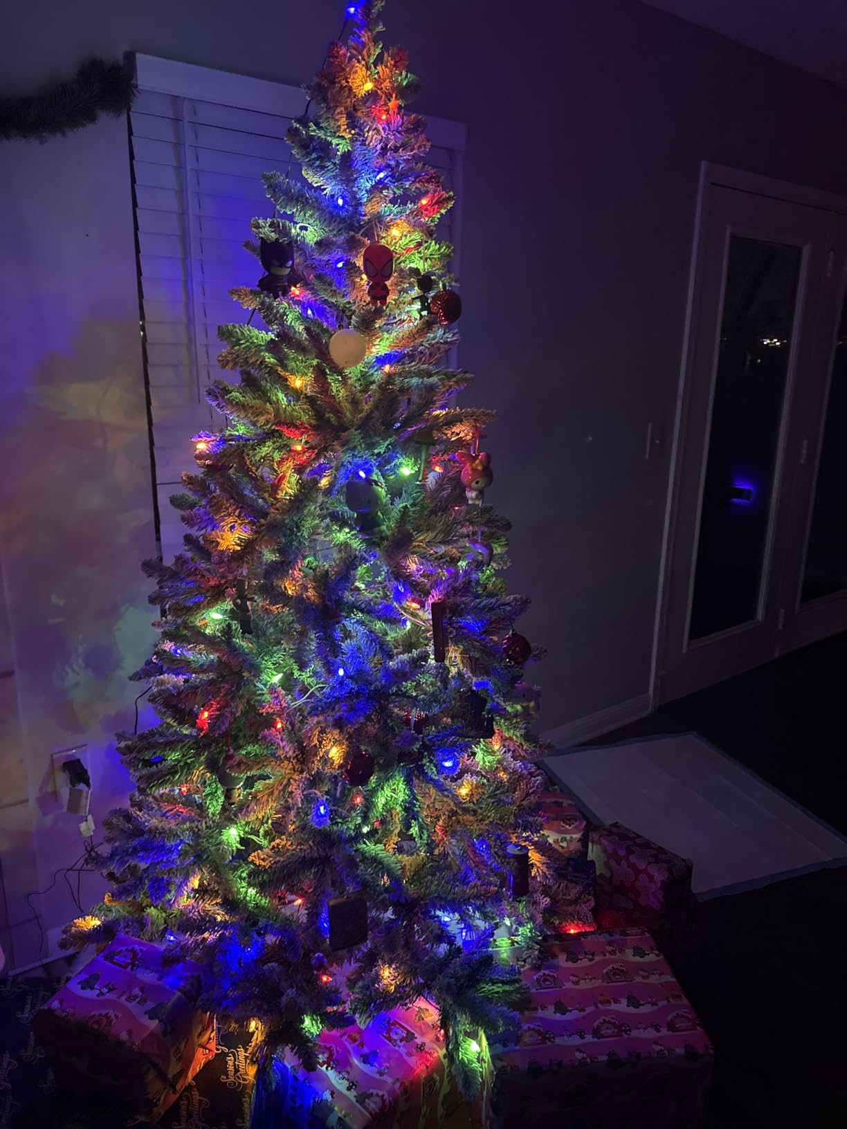Hykolity 7.5 ft Flocked Prelit Christmas Tree | 450 Warm White Led Lights, 1,446 Branch Tips, Hinged Design and Sturdy Metal Stand customer photo 2