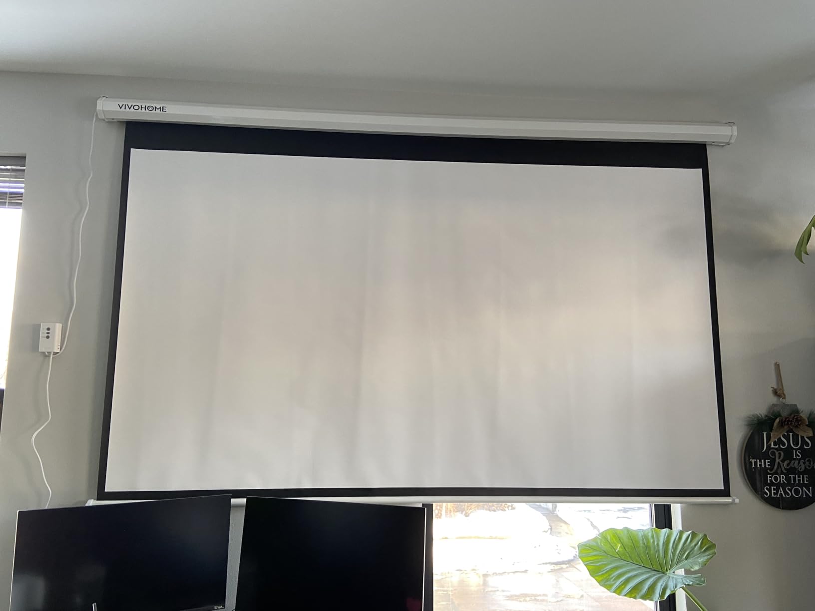 VIVOHOME 100 Inch 16:9 Motorized Projector Screen, Black customer photo 1