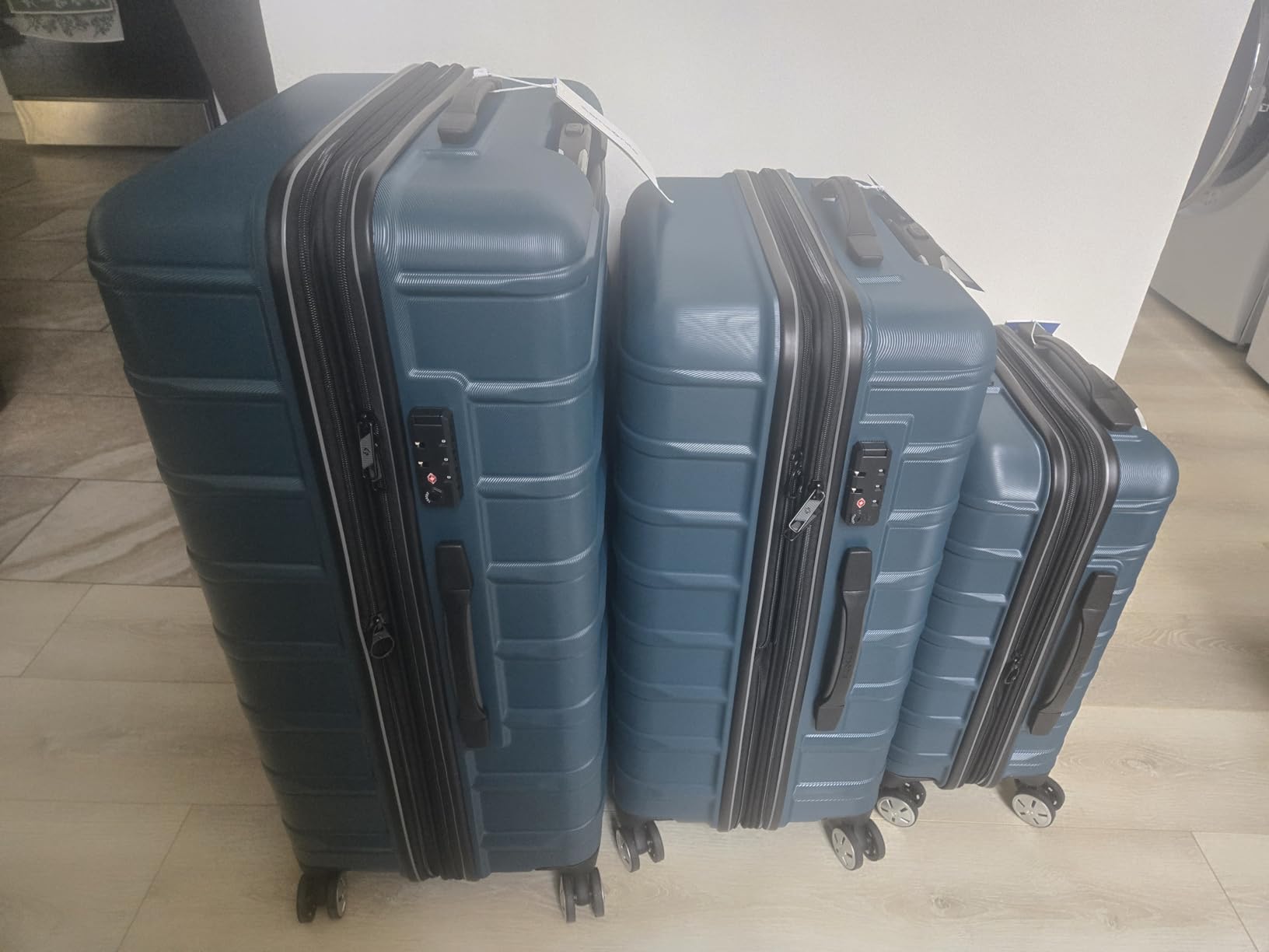 Samsonite Omni 2 Hardside 3 Piece Set - Includes Global Carry-On, Medium, & Large Checked Suitcases - 360° Dual Spinner Wheels - Integrated TSA Lock & Expansion - Amazon Exclusive - Artic Silver customer photo 2