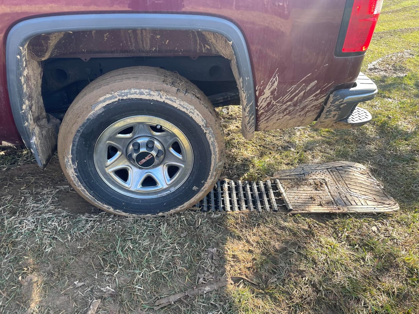 Tire Traction Mat, Recovery Track Portable Emergency Devices for Pickups Snow, Ice, Mud, and Sand Used to Cars, Trucks, Van or Fleet Vehicle (2pcs*39in) customer photo 1